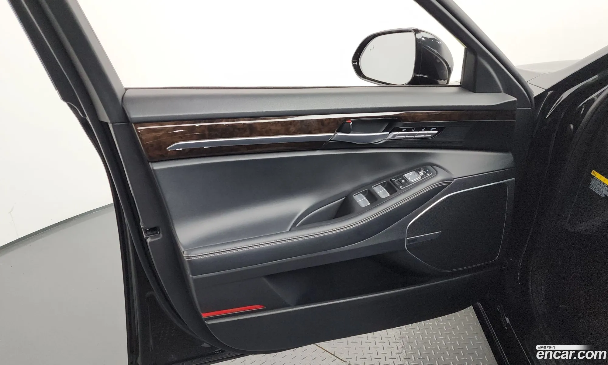 Genesis G90 2018 — 29