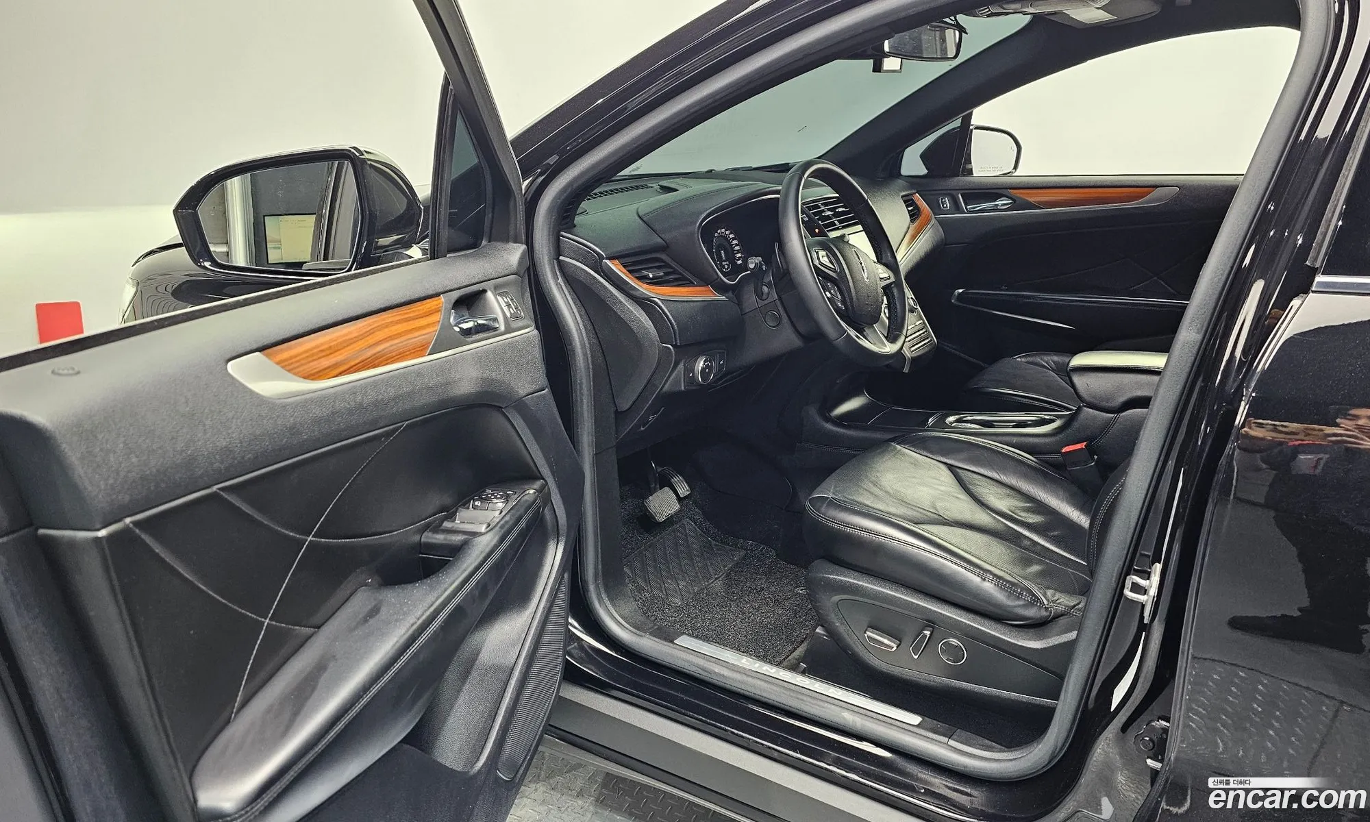 Lincoln MKC 2019 5LMCJ3D90KUL22534 — 18