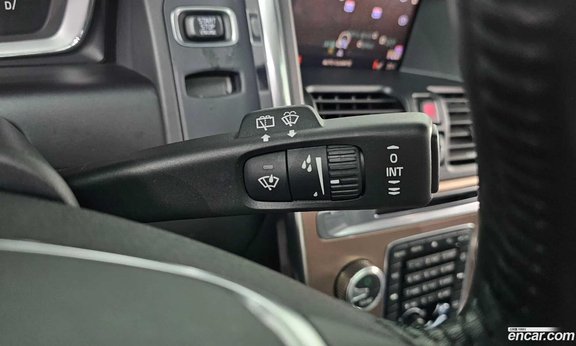 Volvo XC60 2017 YV1DZARBDH2188809 — 26