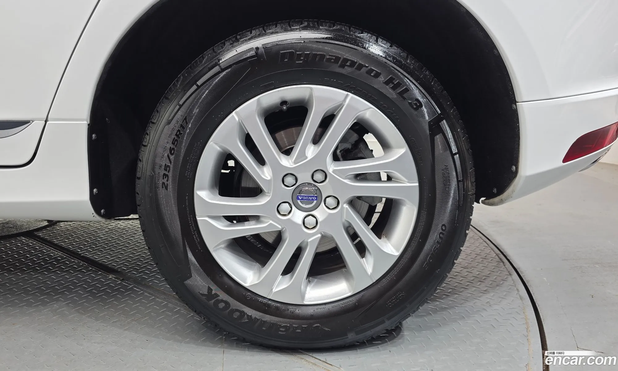 Volvo XC60 2017 YV1DZARBDH2188809 — 5