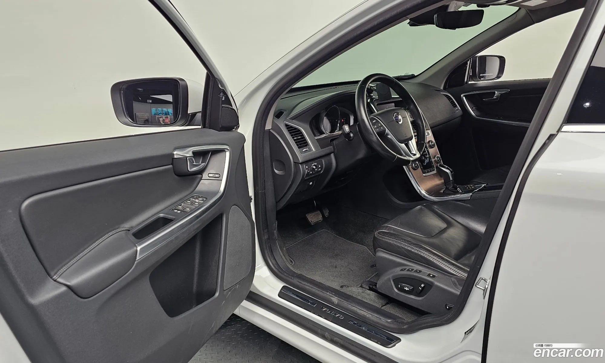 Volvo XC60 2017 YV1DZARBDH2188809 — 25