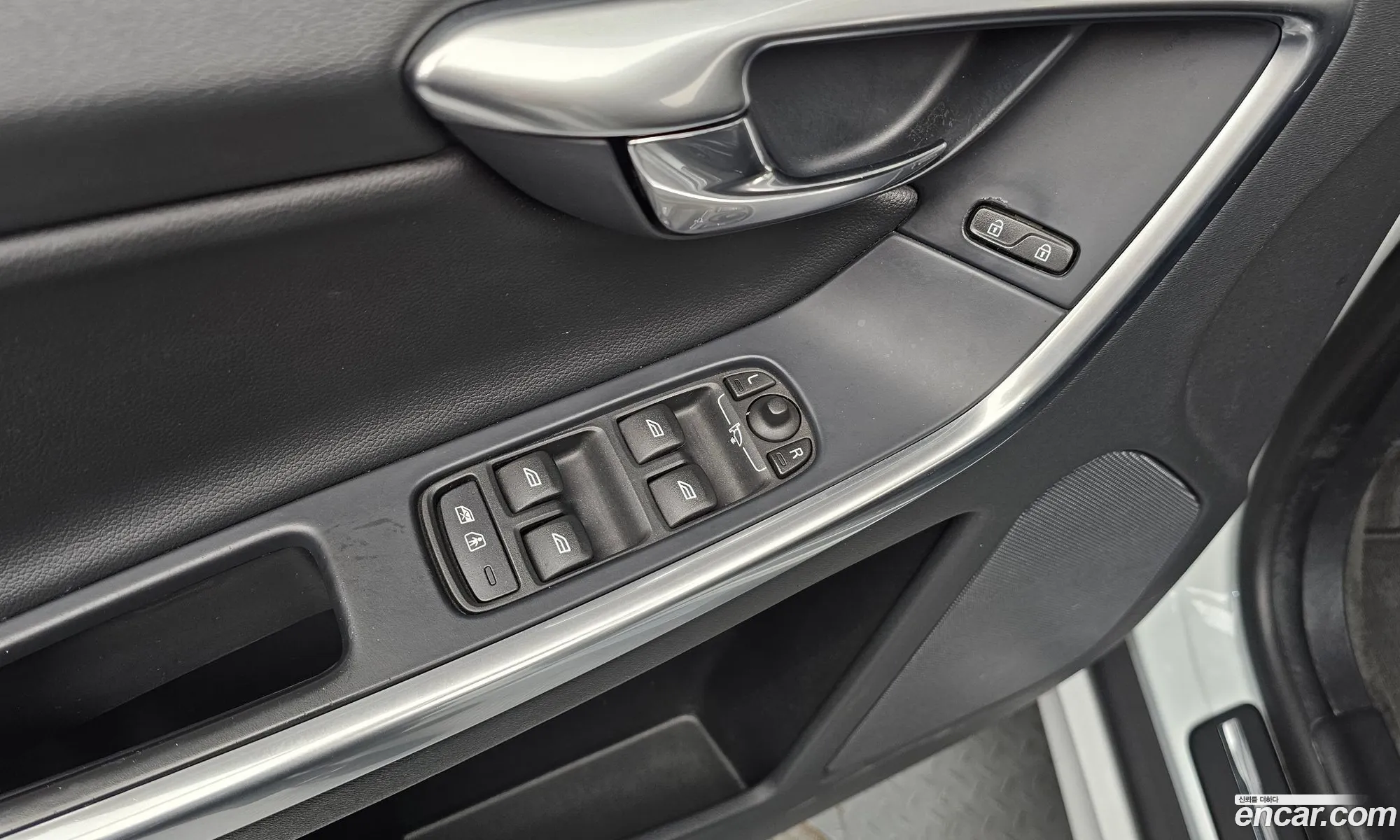 Volvo XC60 2017 YV1DZARBDH2188809 — 14