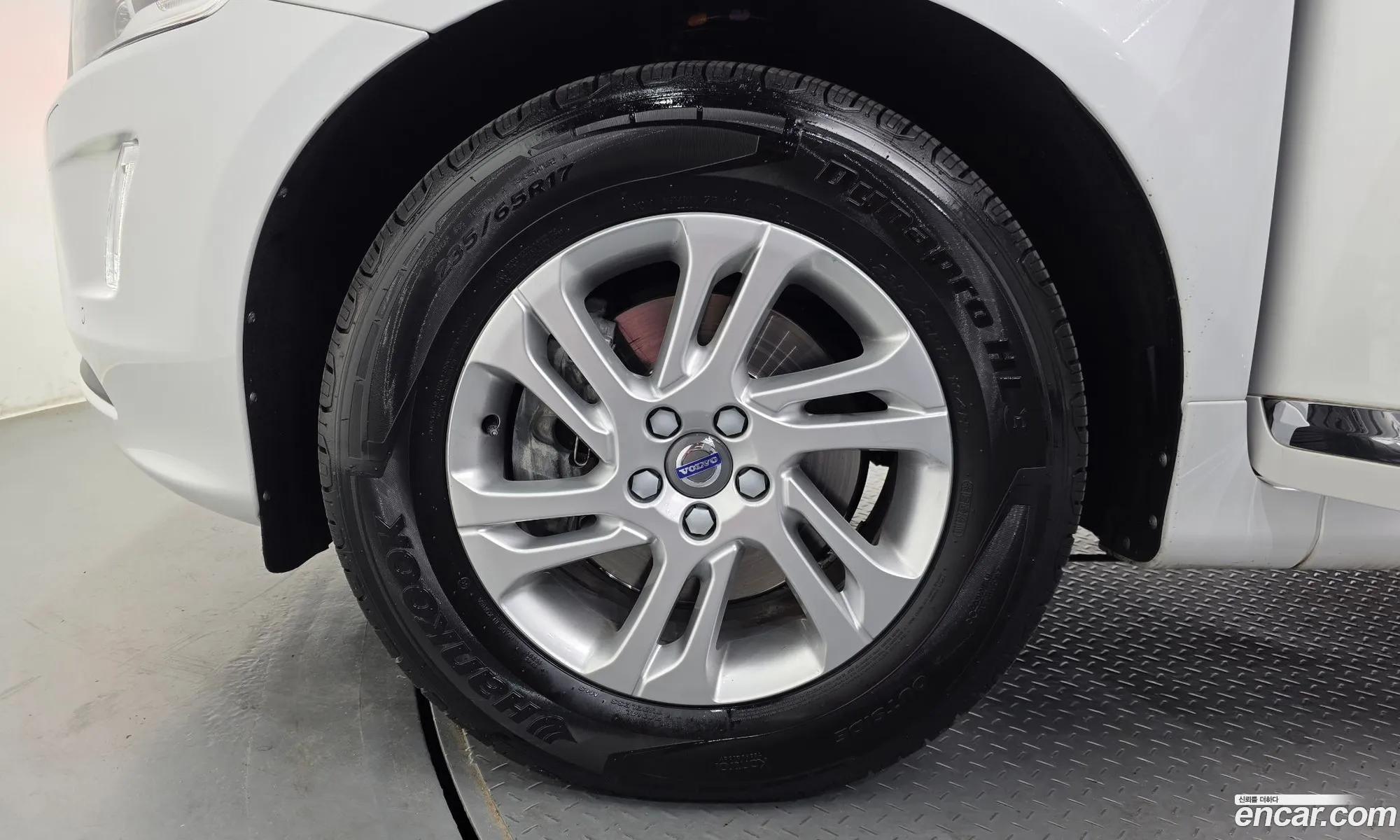 Volvo XC60 2017 YV1DZARBDH2188809 — 12