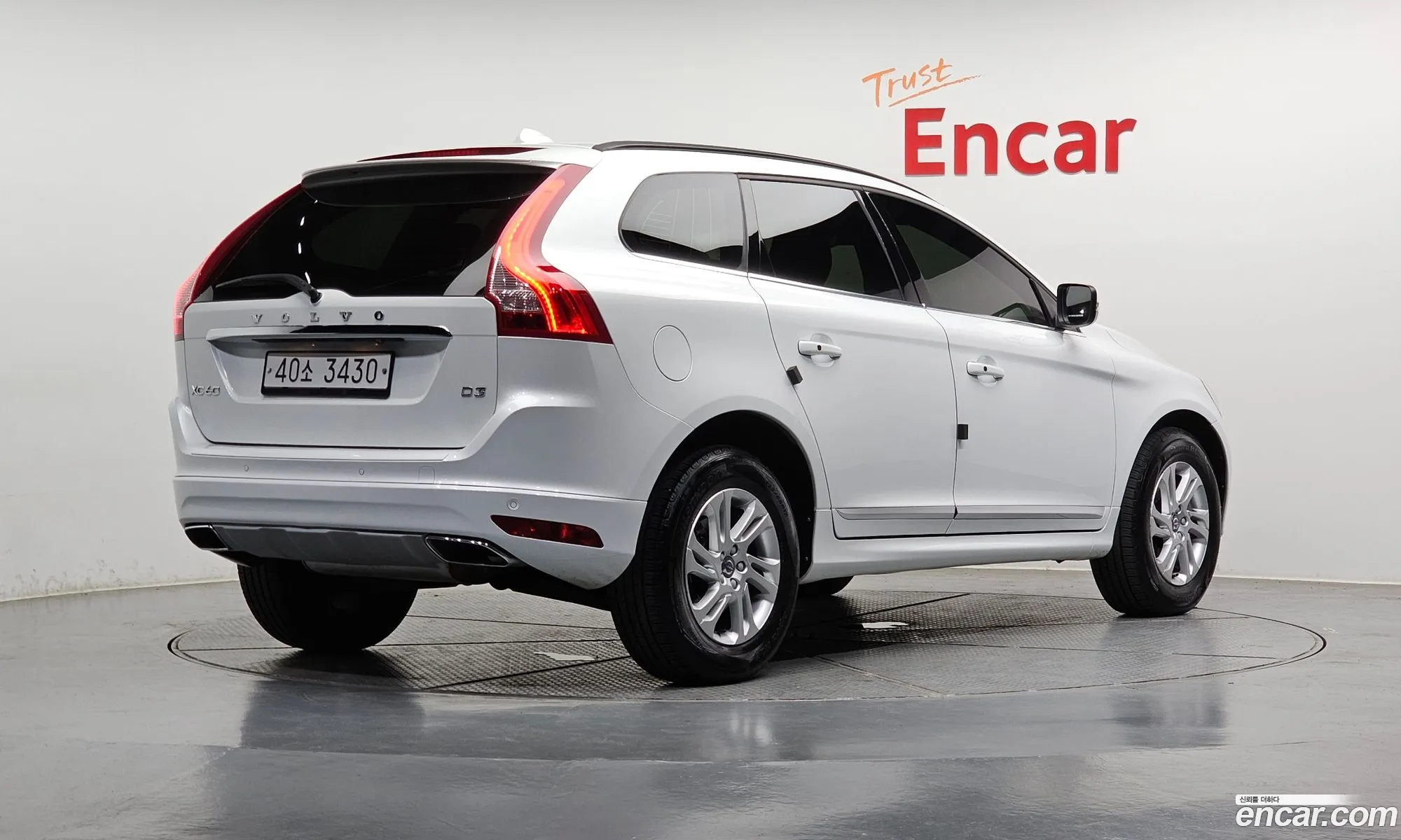 Volvo XC60 2017 YV1DZARBDH2188809 — 17