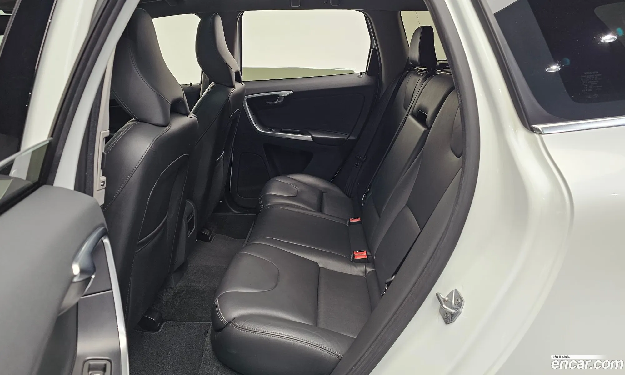 Volvo XC60 2017 YV1DZARBDH2188809 — 24