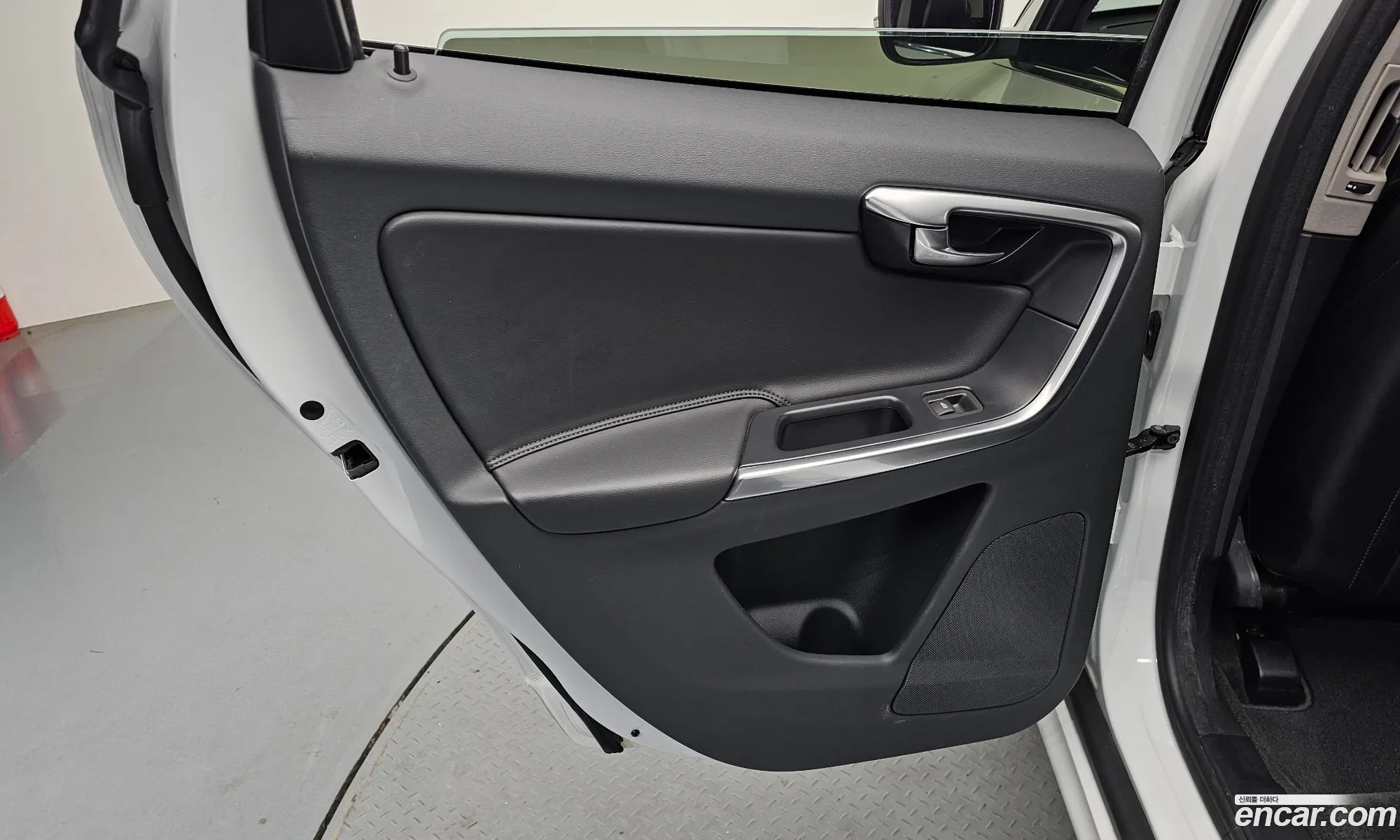 Volvo XC60 2017 YV1DZARBDH2188809 — 27