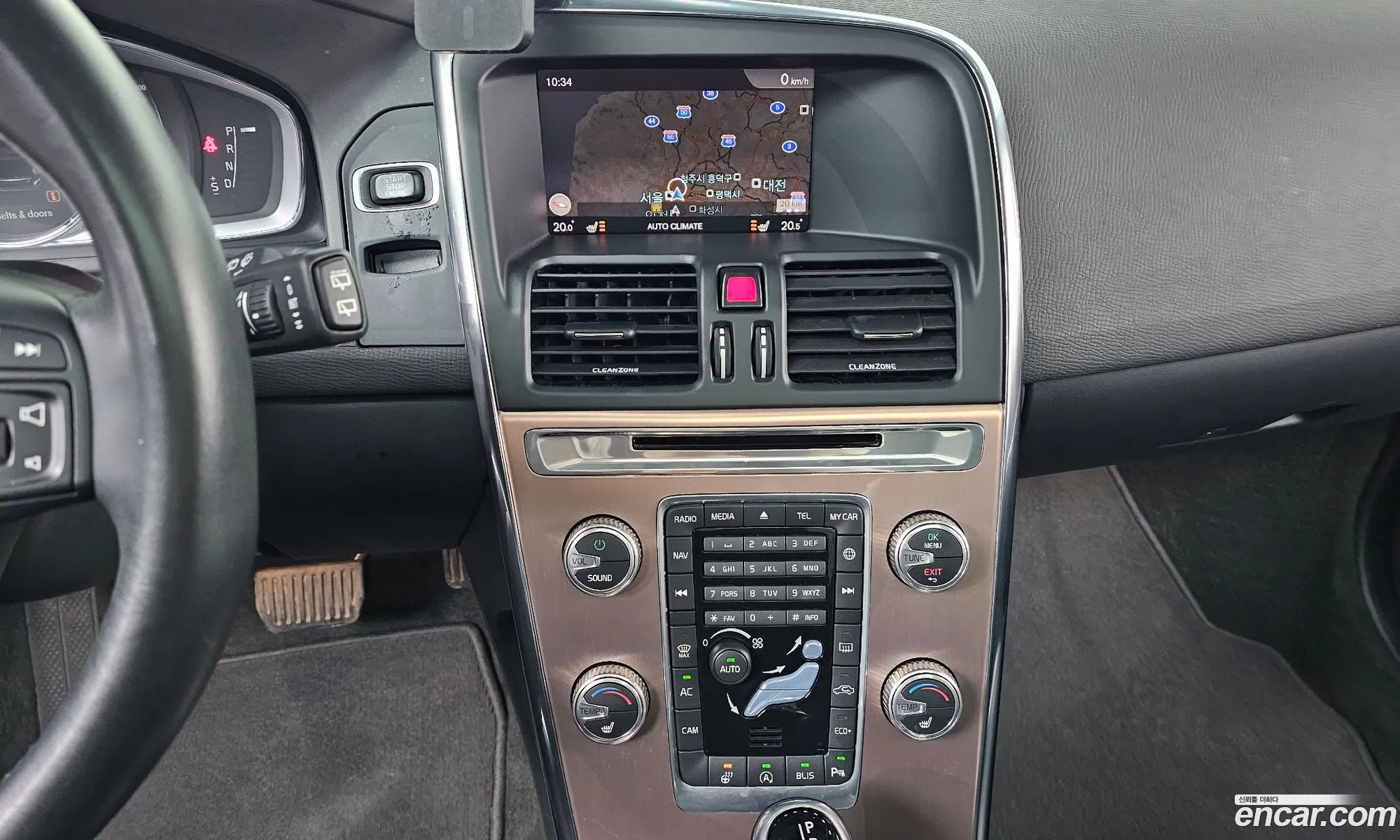 Volvo XC60 2017 YV1DZARBDH2188809 — 16