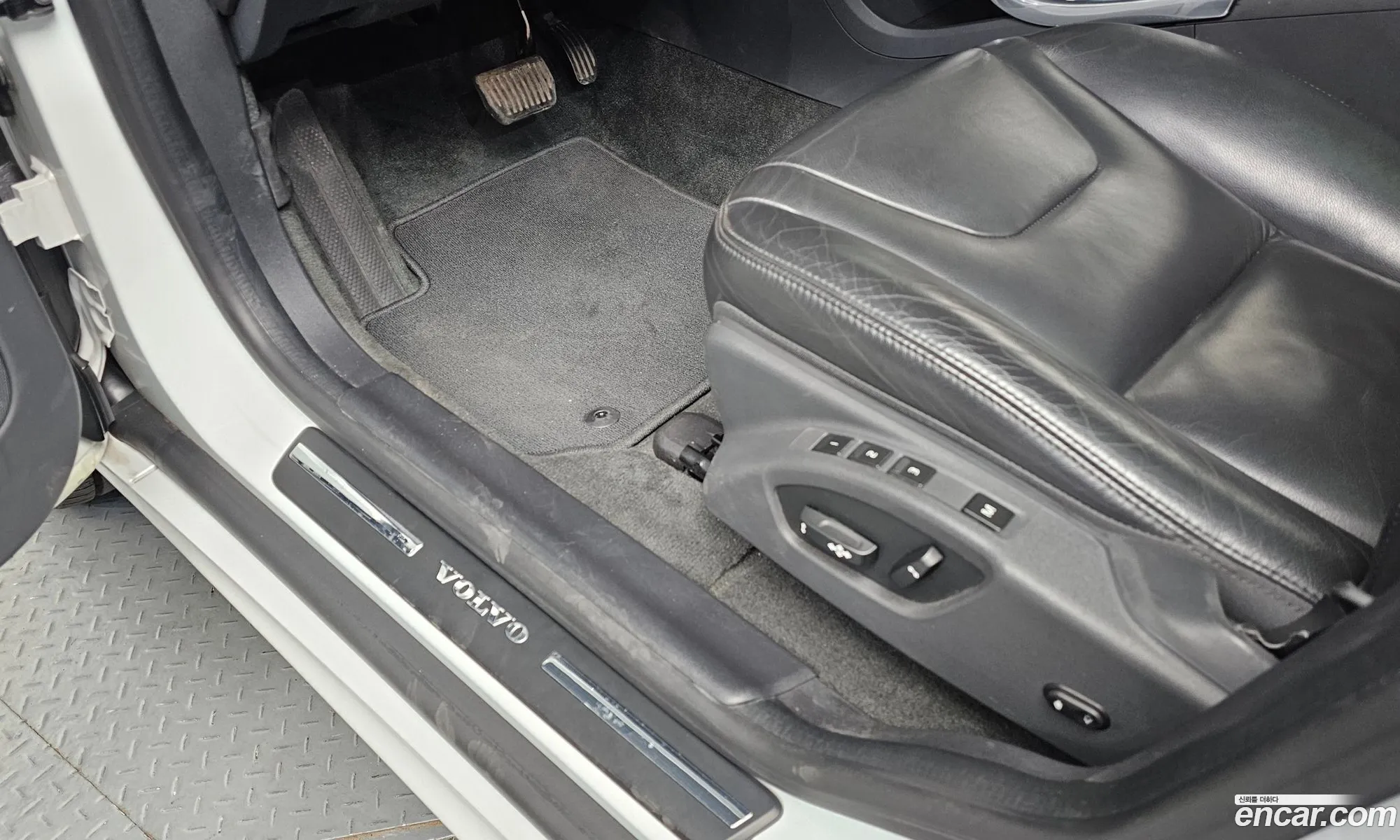 Volvo XC60 2017 YV1DZARBDH2188809 — 19