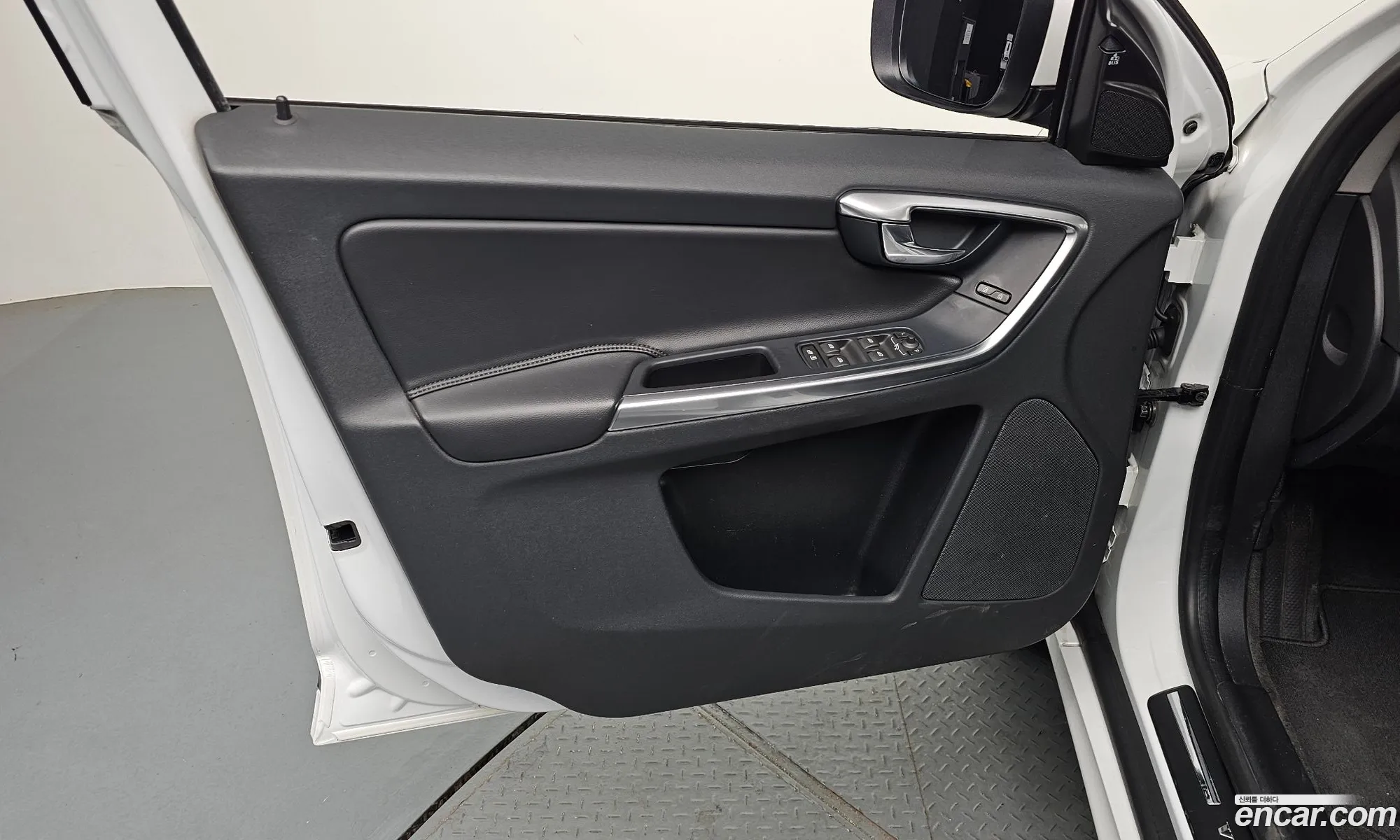 Volvo XC60 2017 YV1DZARBDH2188809 — 23