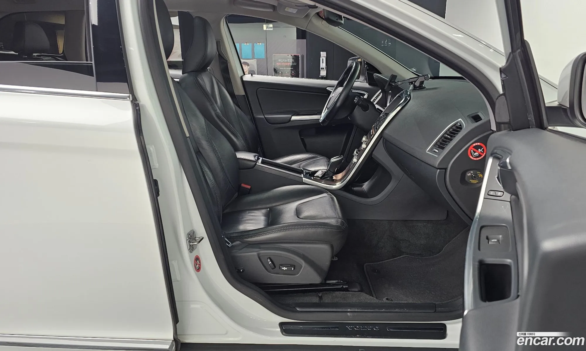 Volvo XC60 2017 YV1DZARBDH2188809 — 10