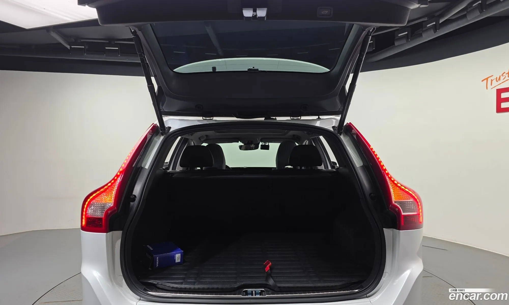 Volvo XC60 2017 YV1DZARBDH2188809 — 7