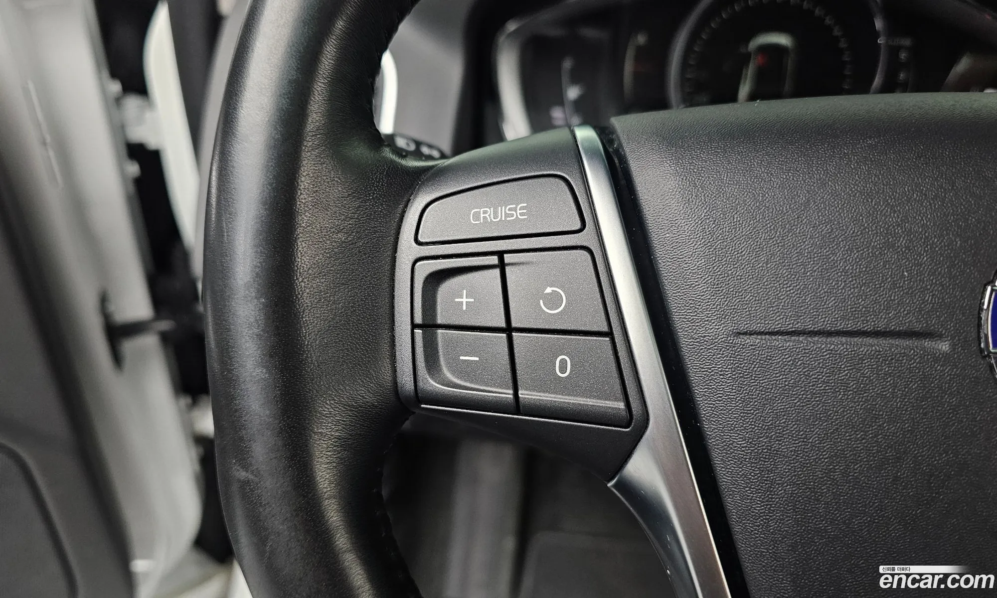 Volvo XC60 2017 YV1DZARBDH2188809 — 2