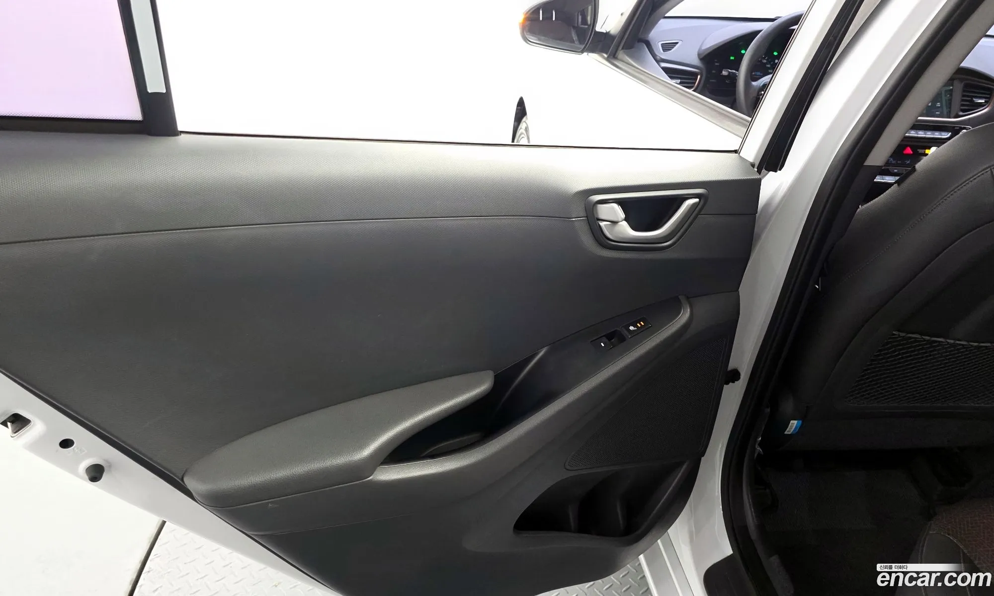 Hyundai Ioniq Electric 2018 — 17
