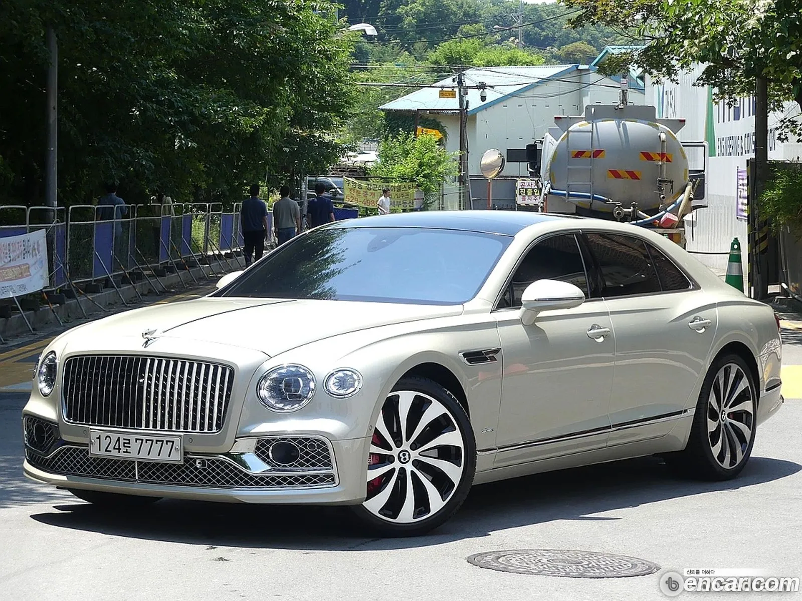 Bentley Flying Spur 2023 — 14