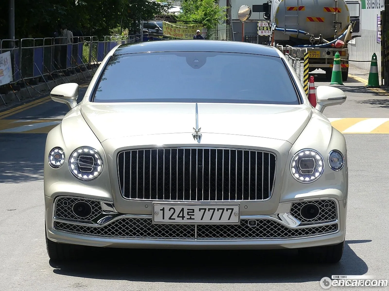 Bentley Flying Spur 2023 — 16
