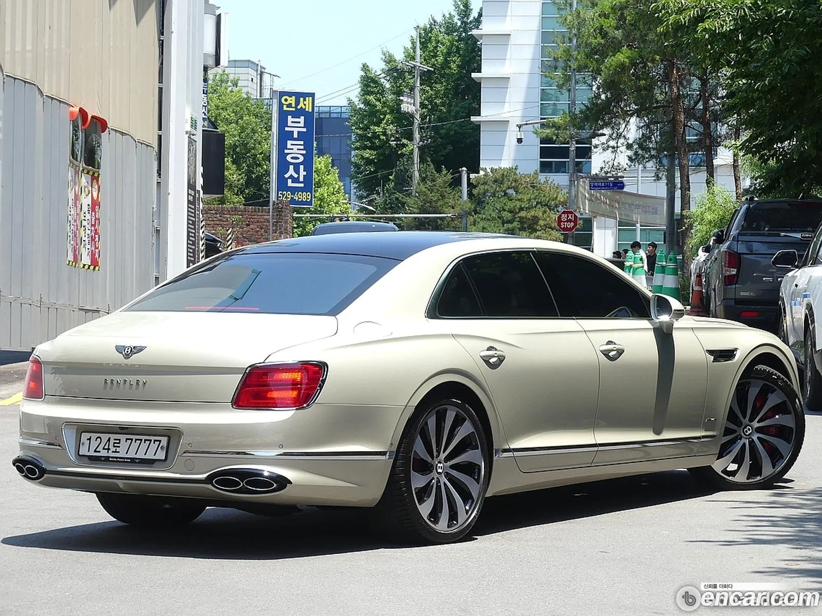 Bentley Flying Spur 2023 — 11