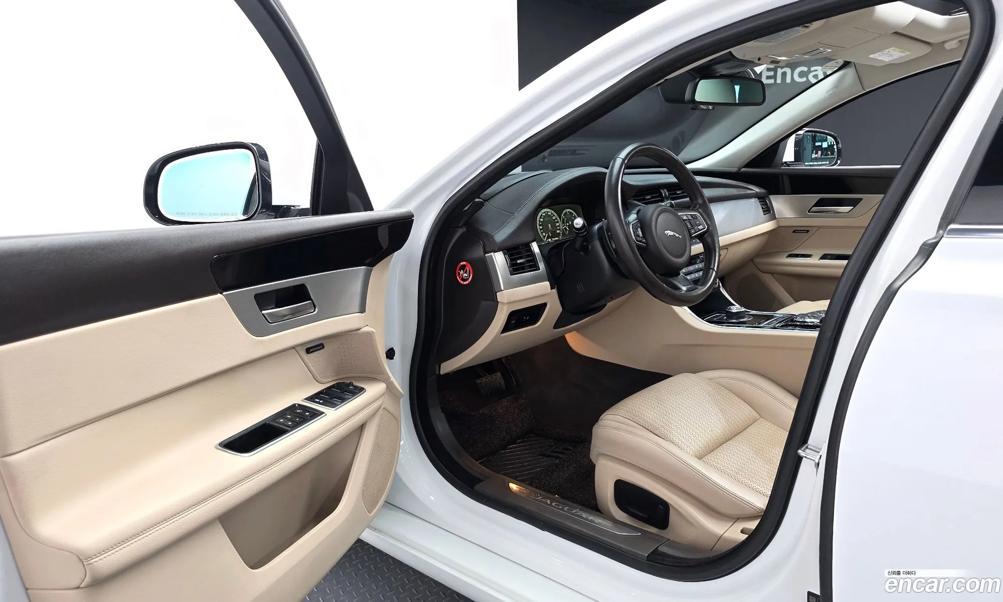 Jaguar XF 2017 — 10