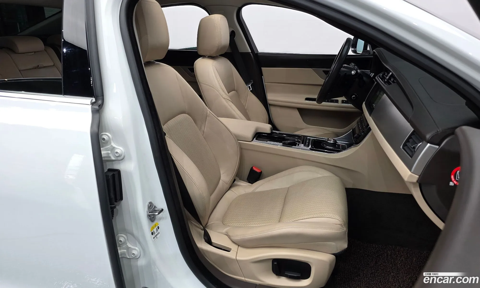 Jaguar XF 2017 — 14