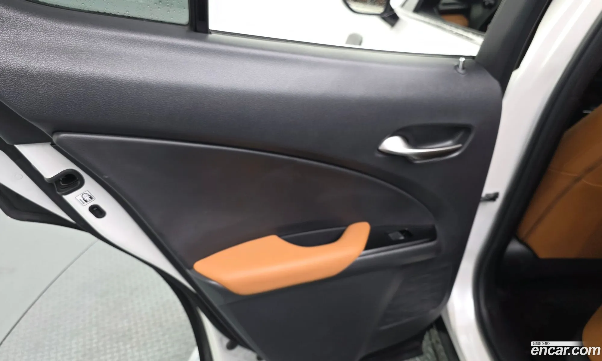 Lexus UX250h 2019 — 12