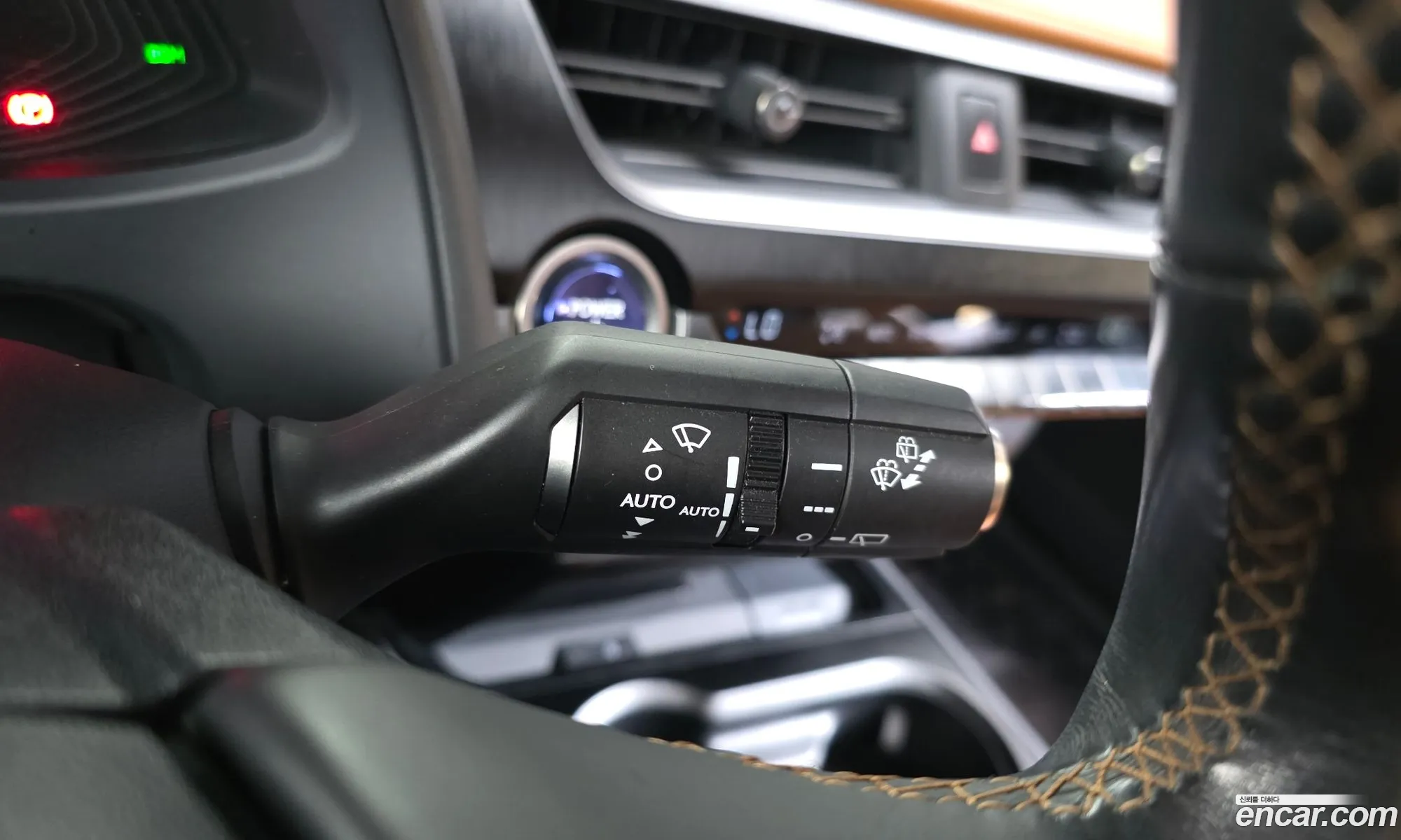 Lexus UX250h 2019 — 3