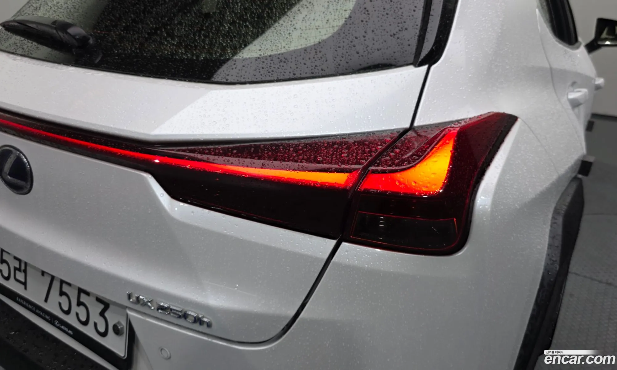 Lexus UX250h 2019 — 23