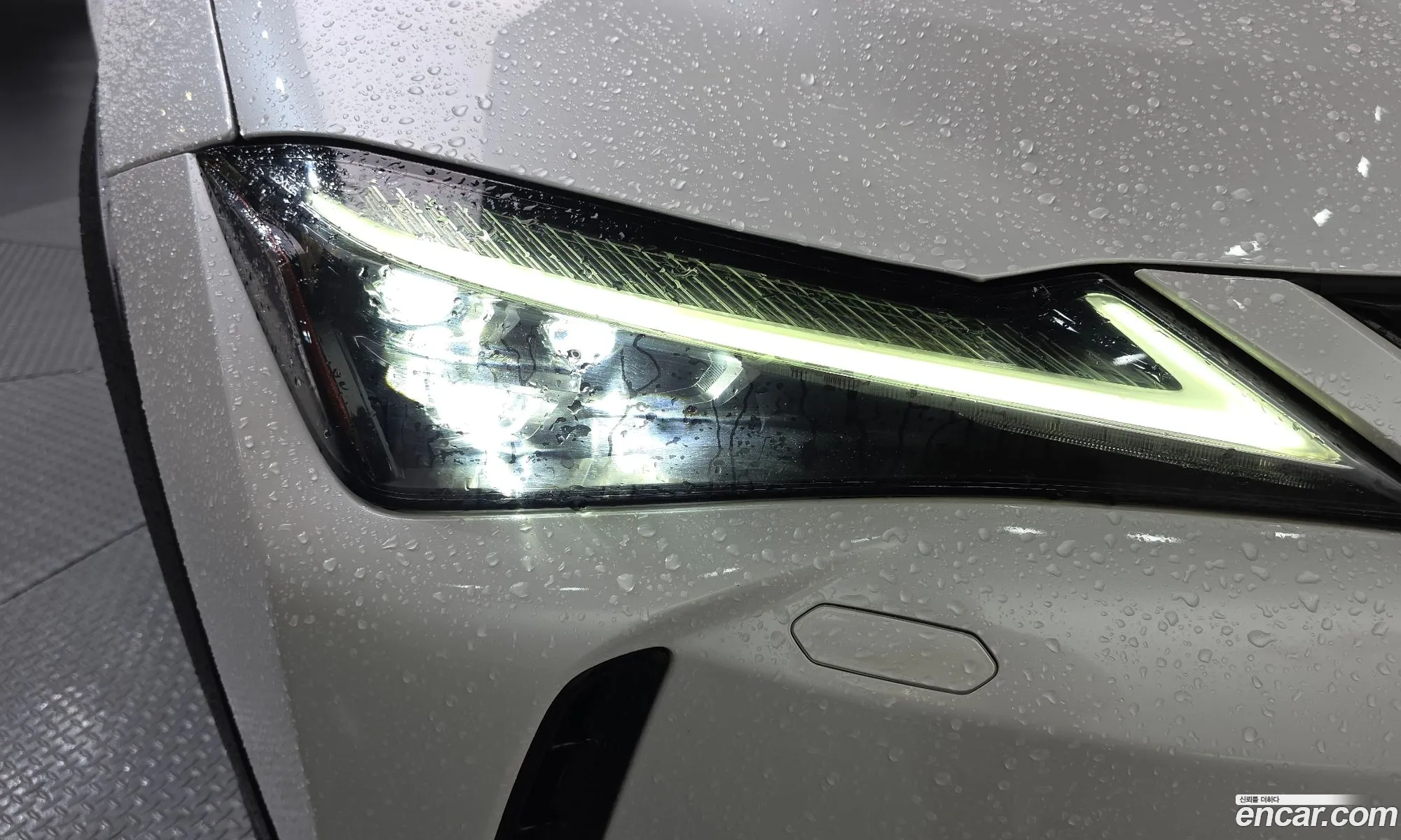 Lexus UX250h 2019 — 32
