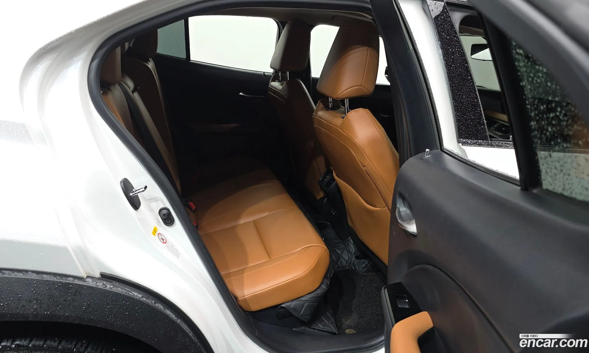 Lexus UX250h 2019 — 24