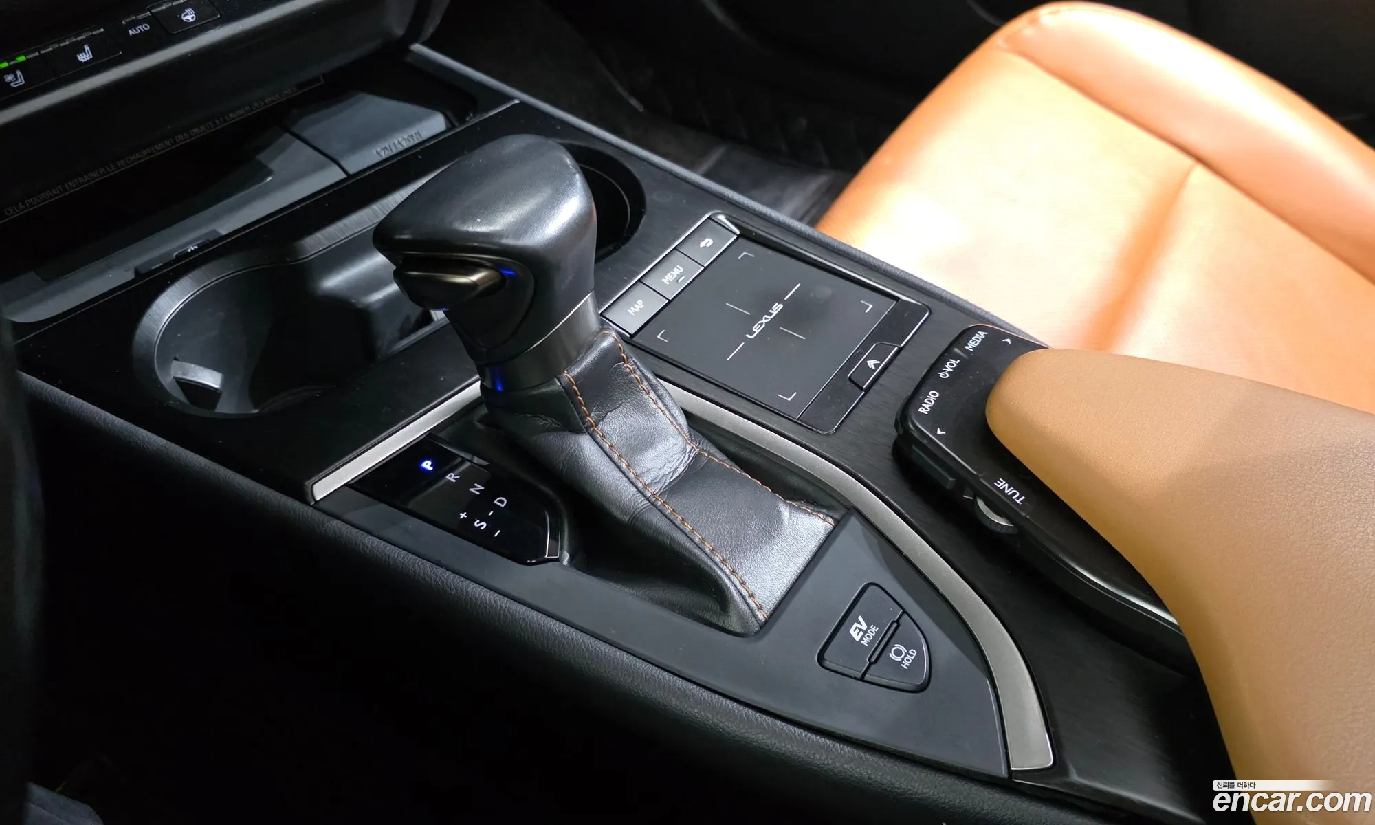 Lexus UX250h 2019 — 28