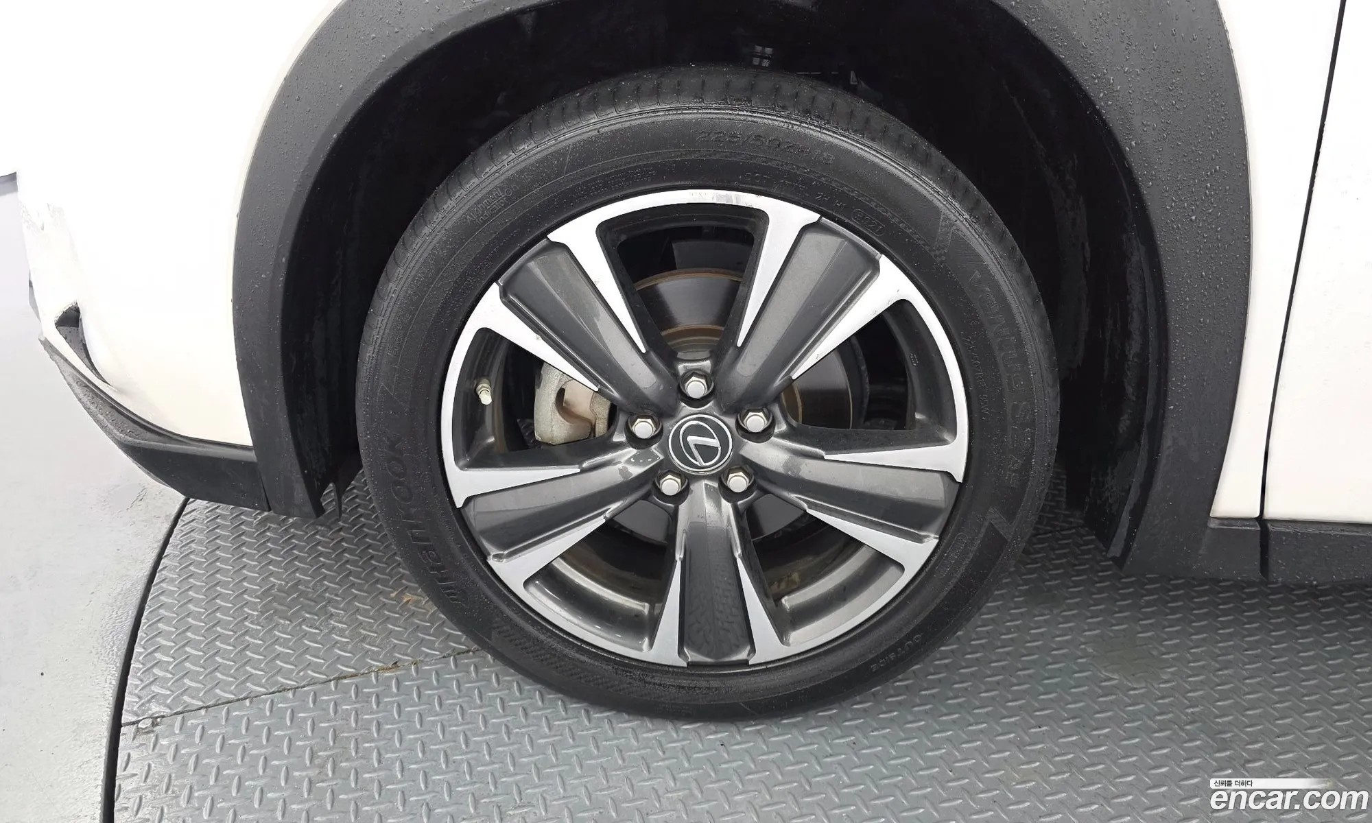 Lexus UX250h 2019 — 17