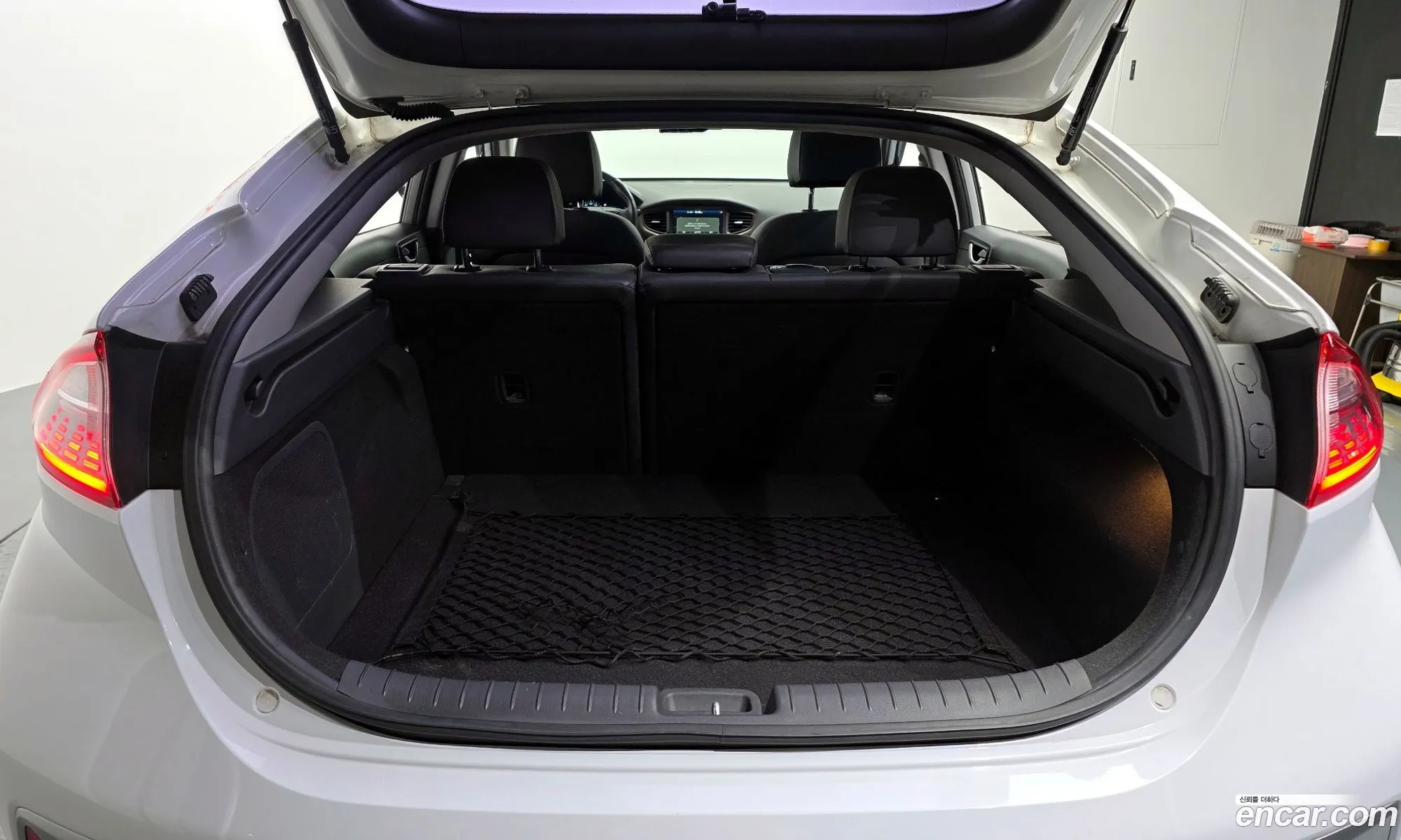 Hyundai Ioniq Electric 2016 — 22