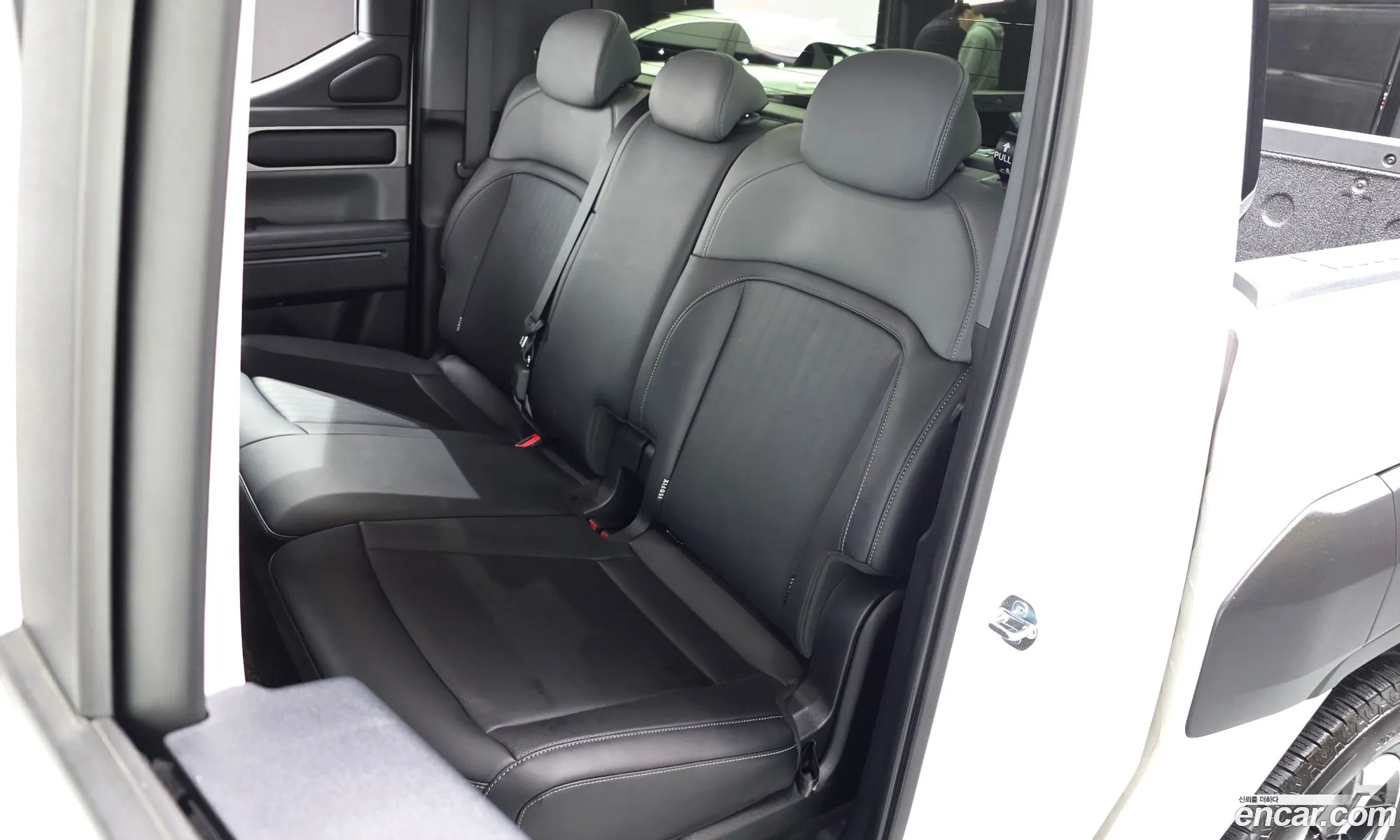 Kia Tasman 2025 KNCSBY7BDTA000885 — 4