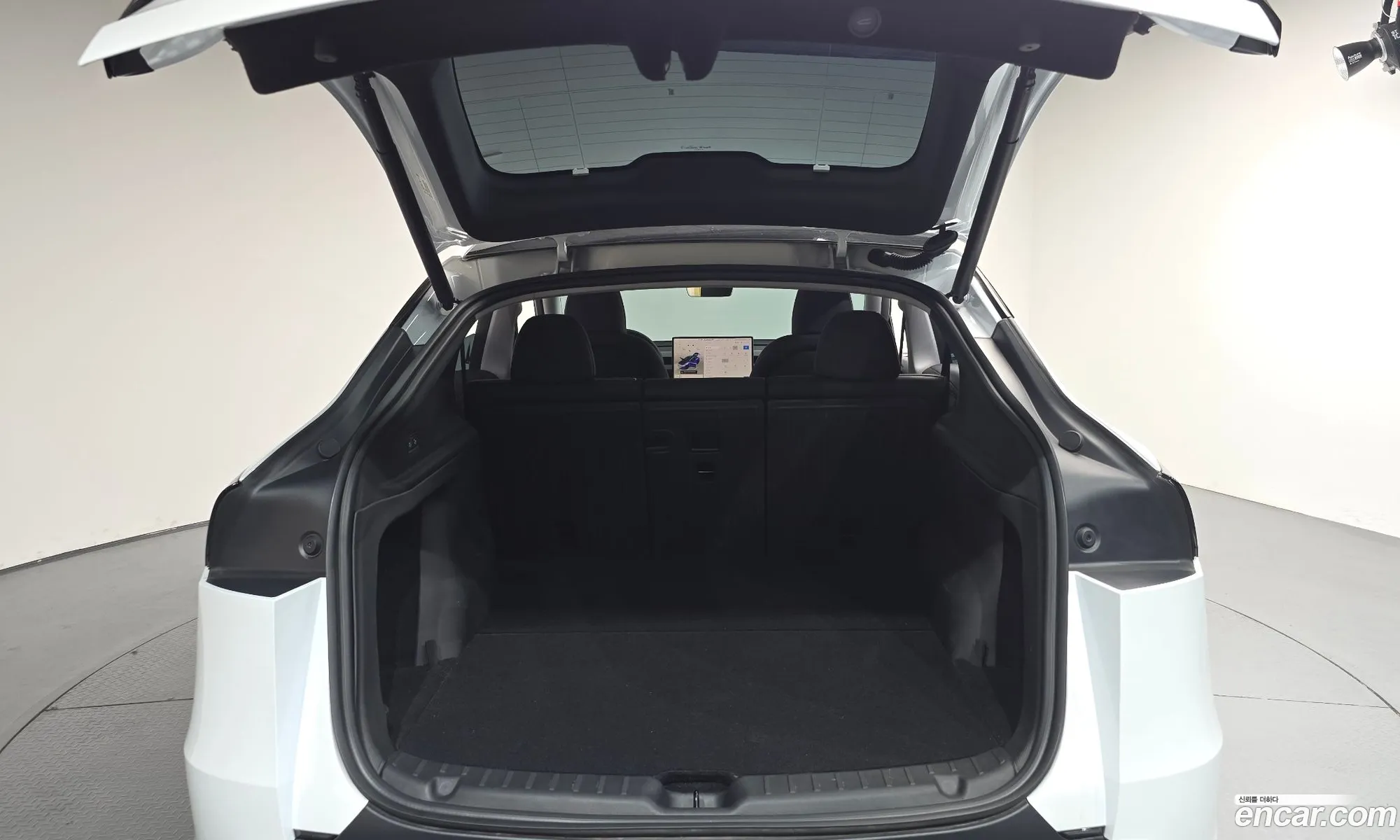 Tesla Model Y 2025 — 13