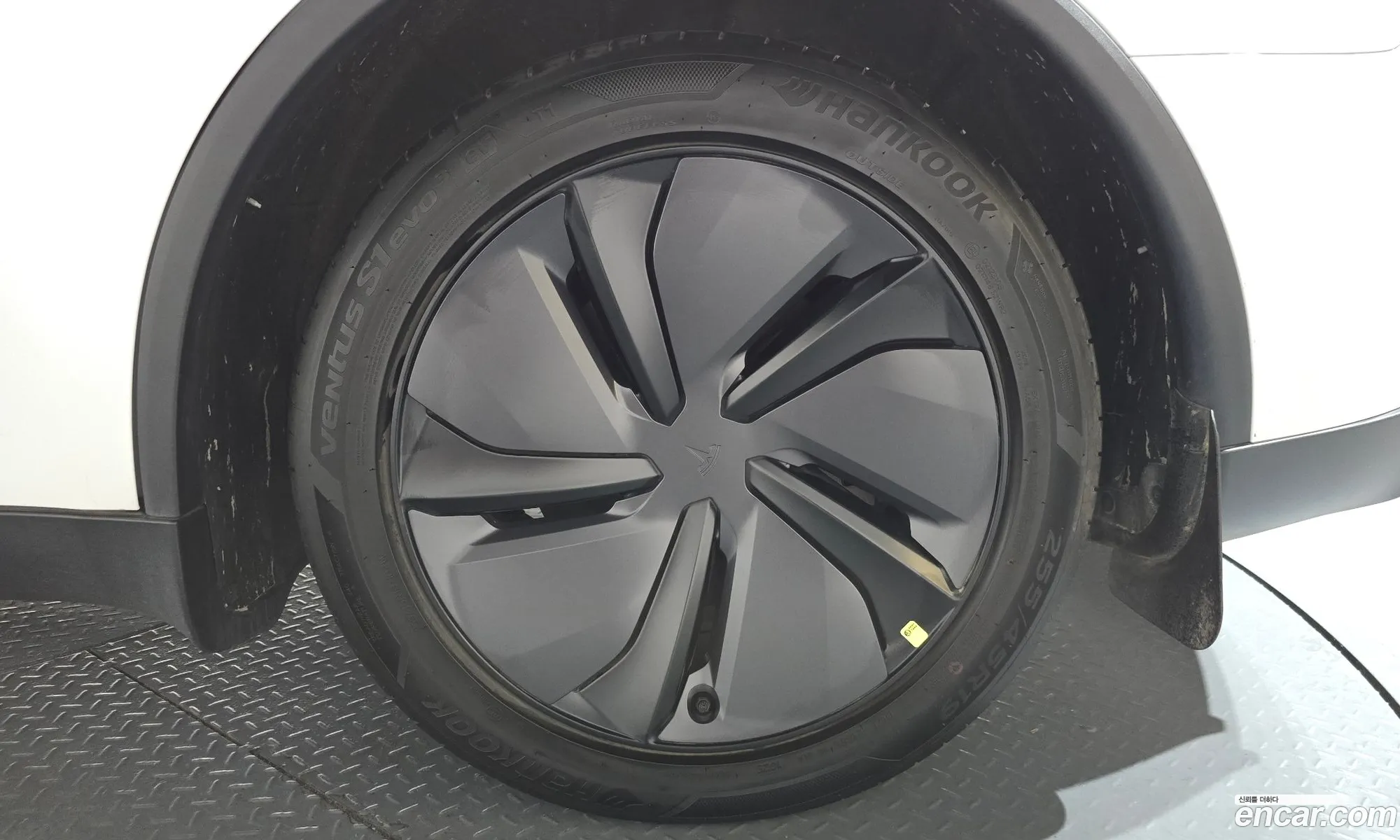 Tesla Model Y 2025 — 30
