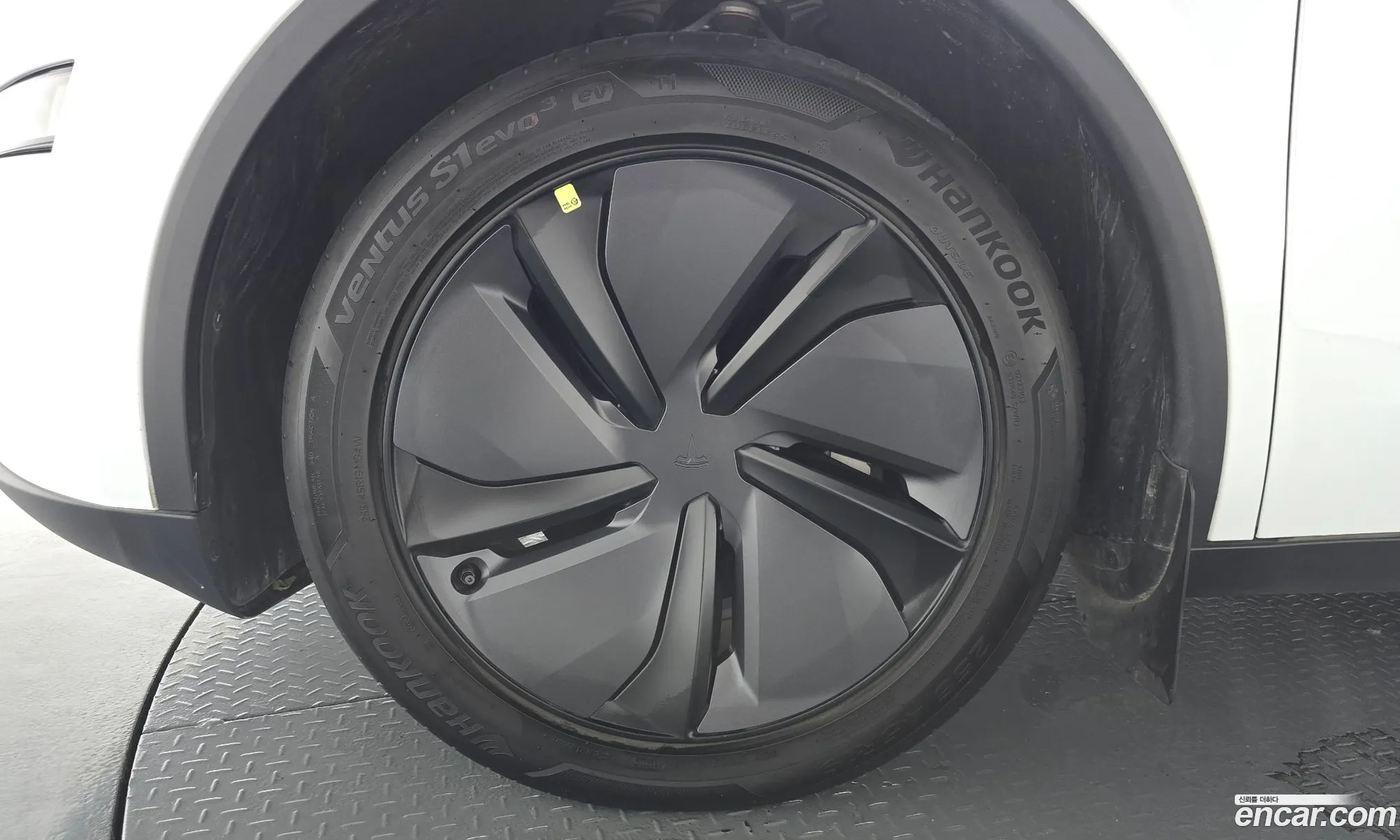 Tesla Model Y 2025 — 15