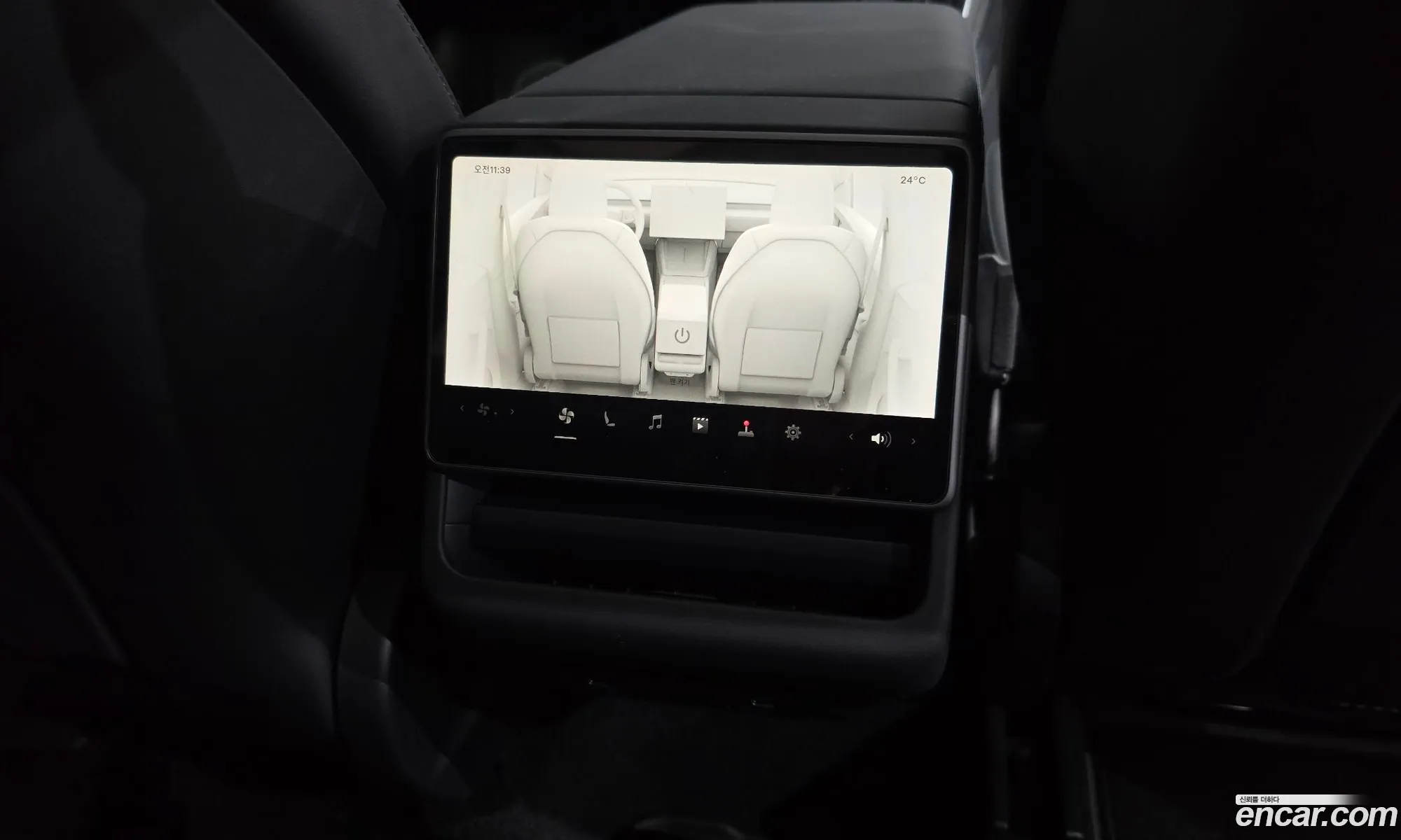 Tesla Model Y 2025 — 4