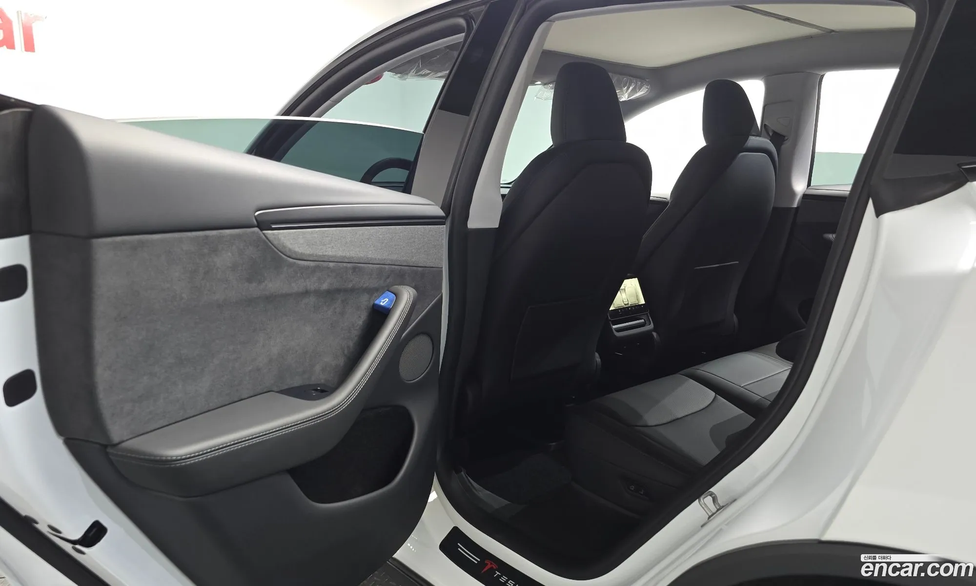 Tesla Model Y 2025 — 28