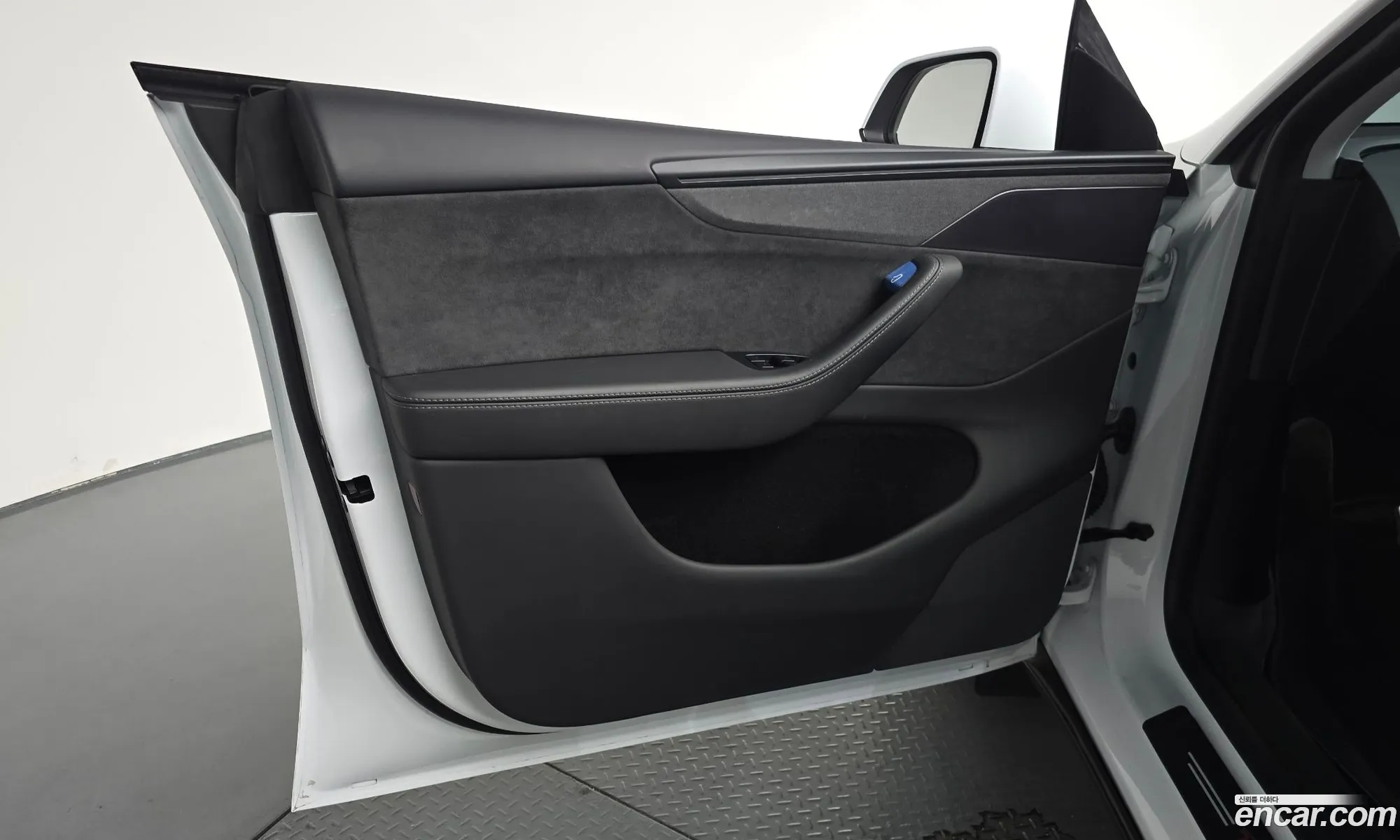 Tesla Model Y 2025 — 35
