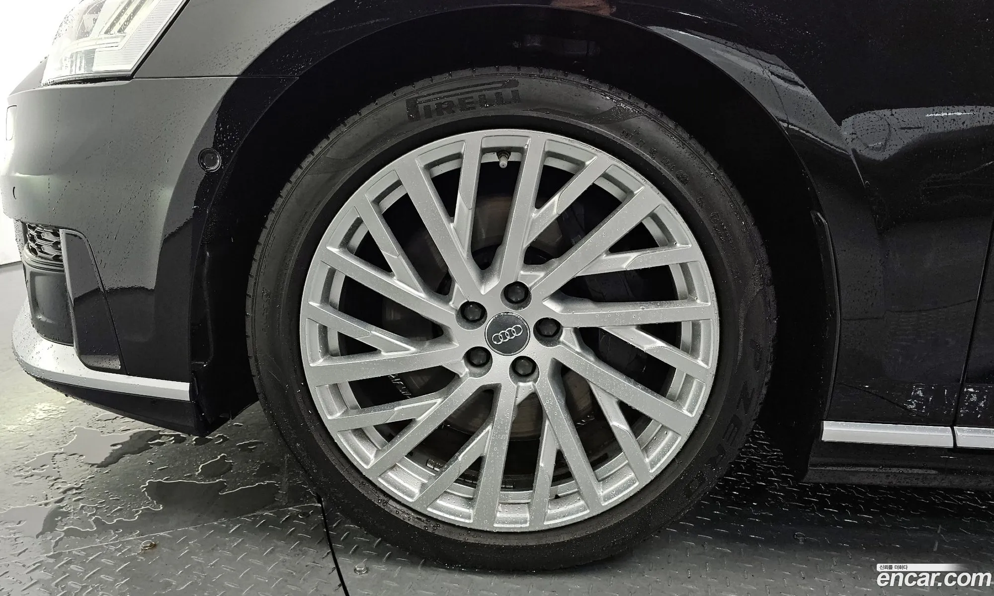 Audi A8 2020 WAUZZZF8XLN002549 — 30