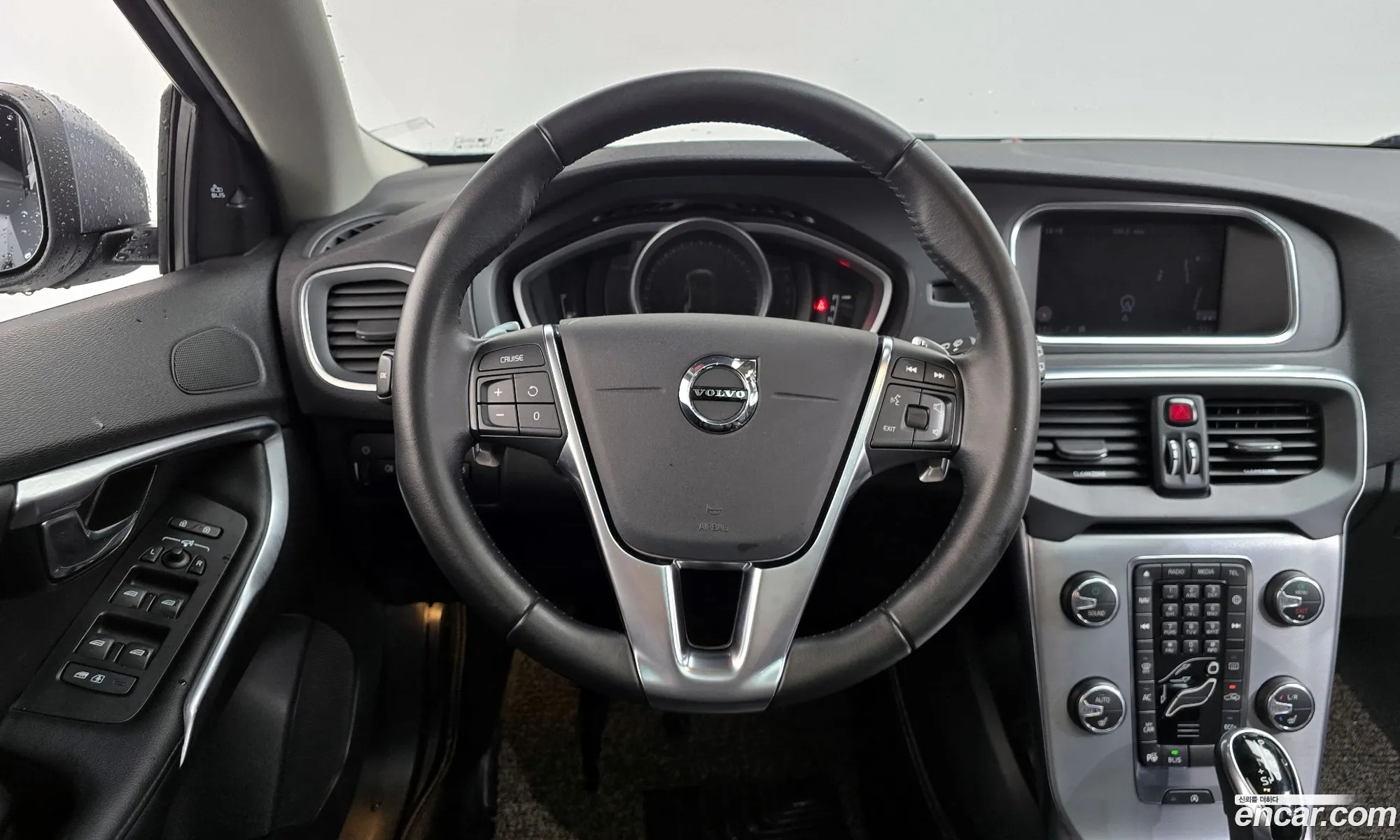 Volvo V40 2018 YV1MV79K0J2463541 — 30