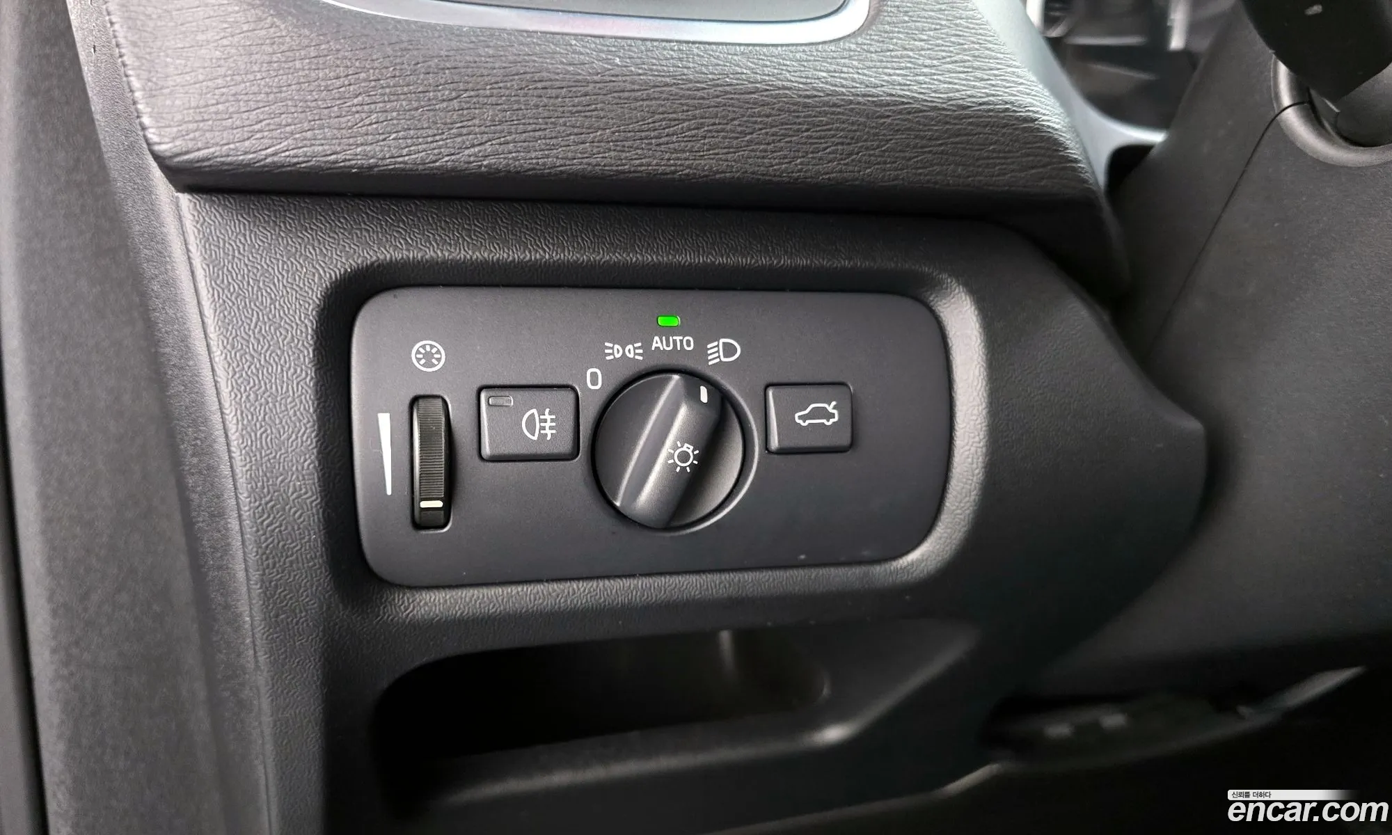 Volvo V40 2018 YV1MV79K0J2463541 — 31
