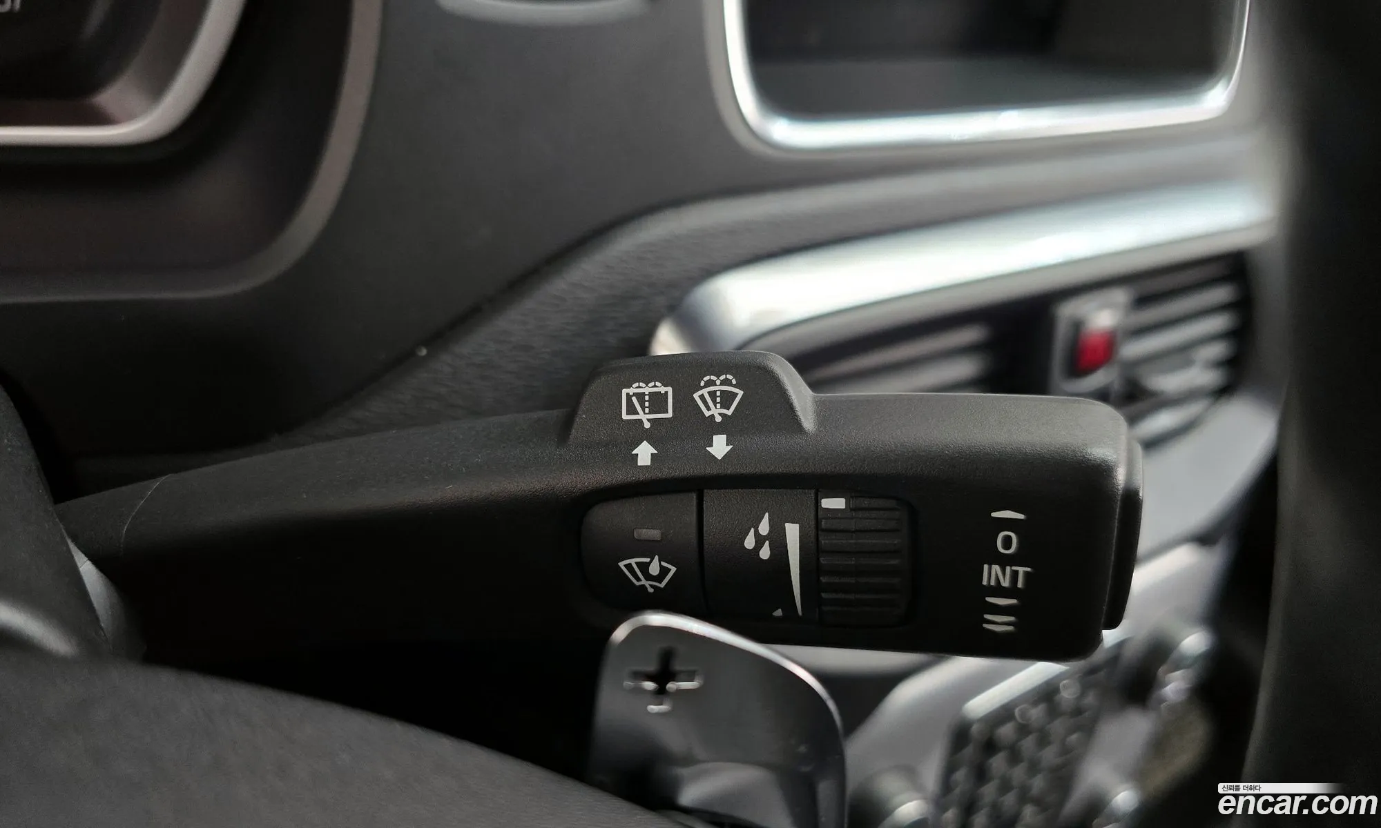 Volvo V40 2018 YV1MV79K0J2463541 — 2