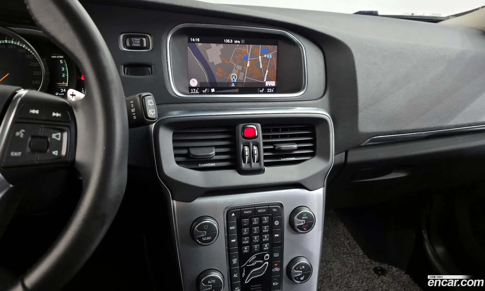Volvo V40 2018 YV1MV79K0J2463541 — 5