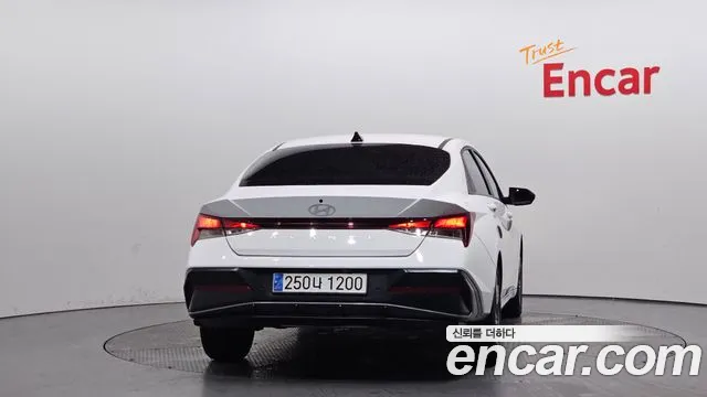 Hyundai Elantra 2025 — 3