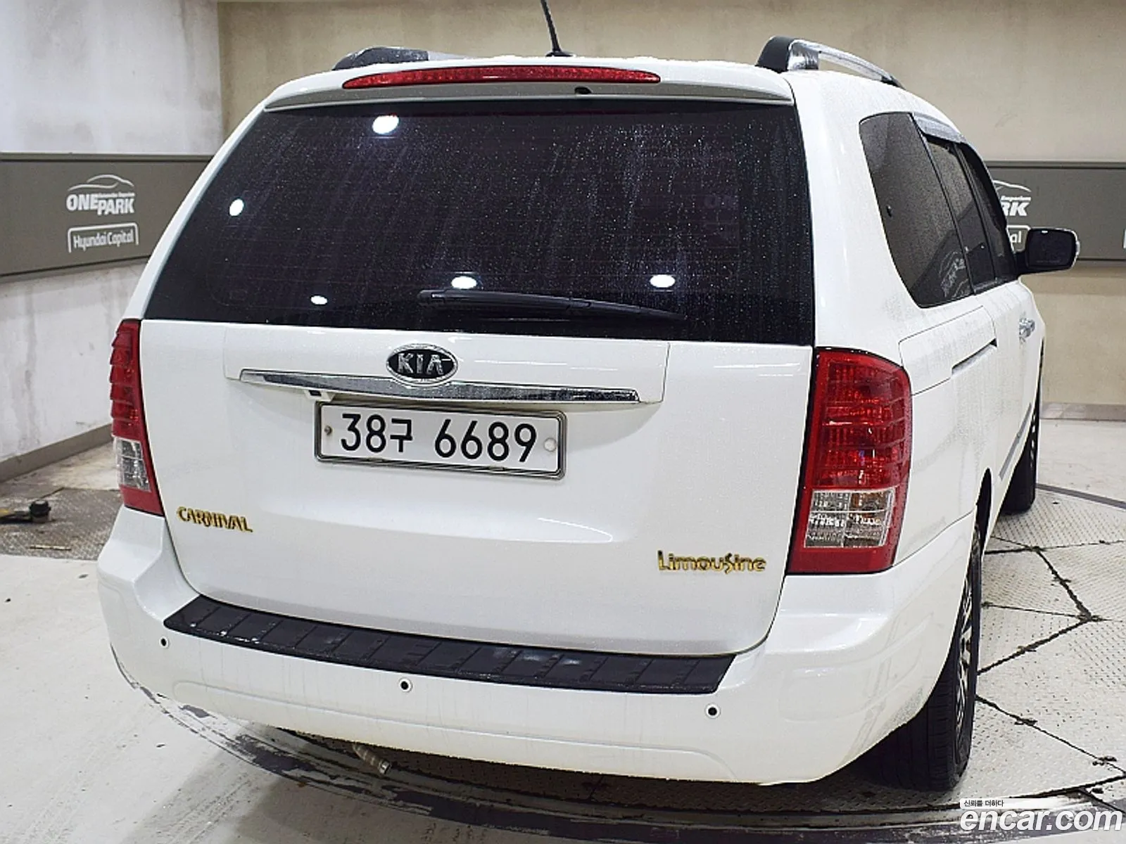 Kia Carnival R 2010 — 17