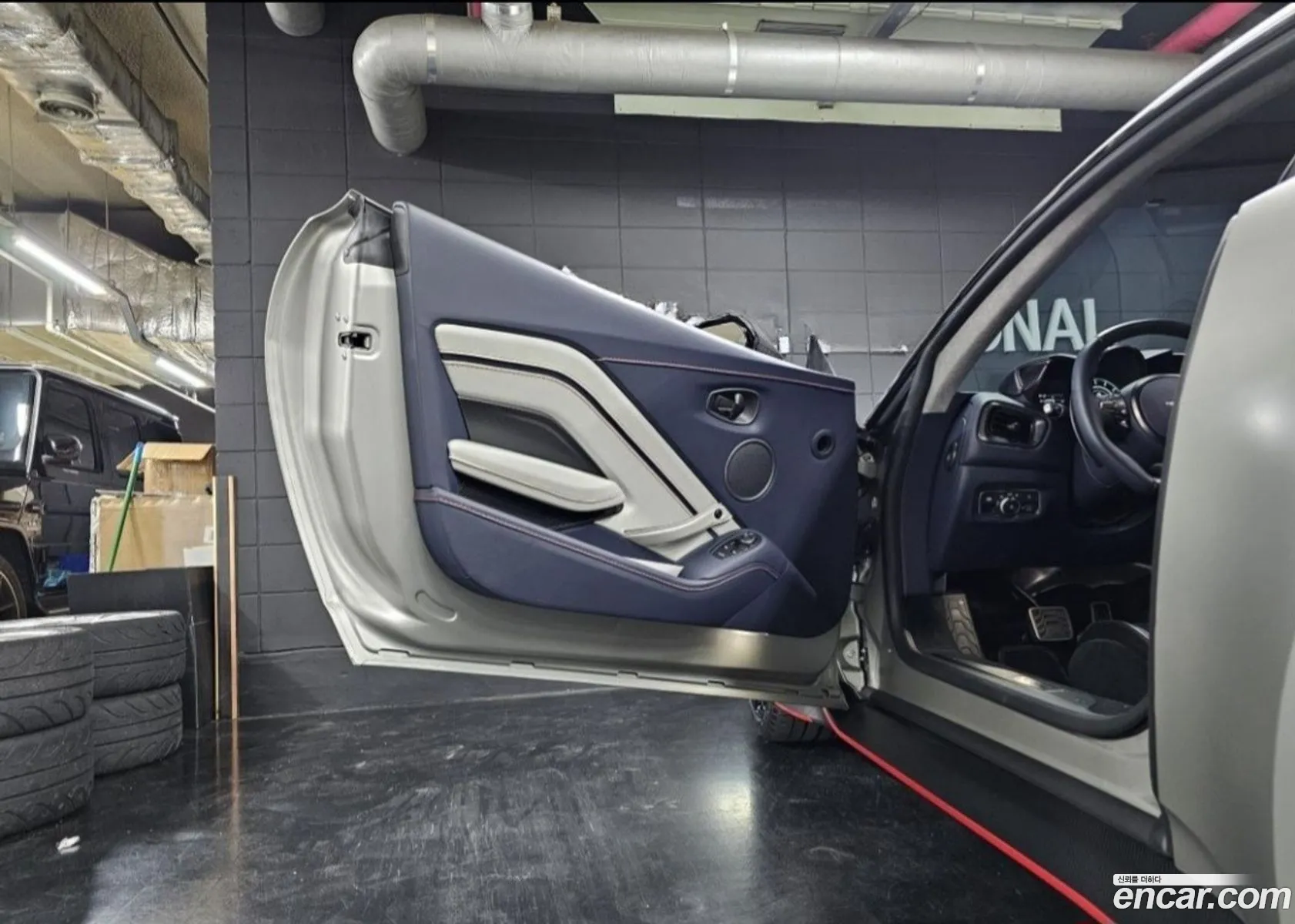 Aston Martin Vantage 2023 — 7