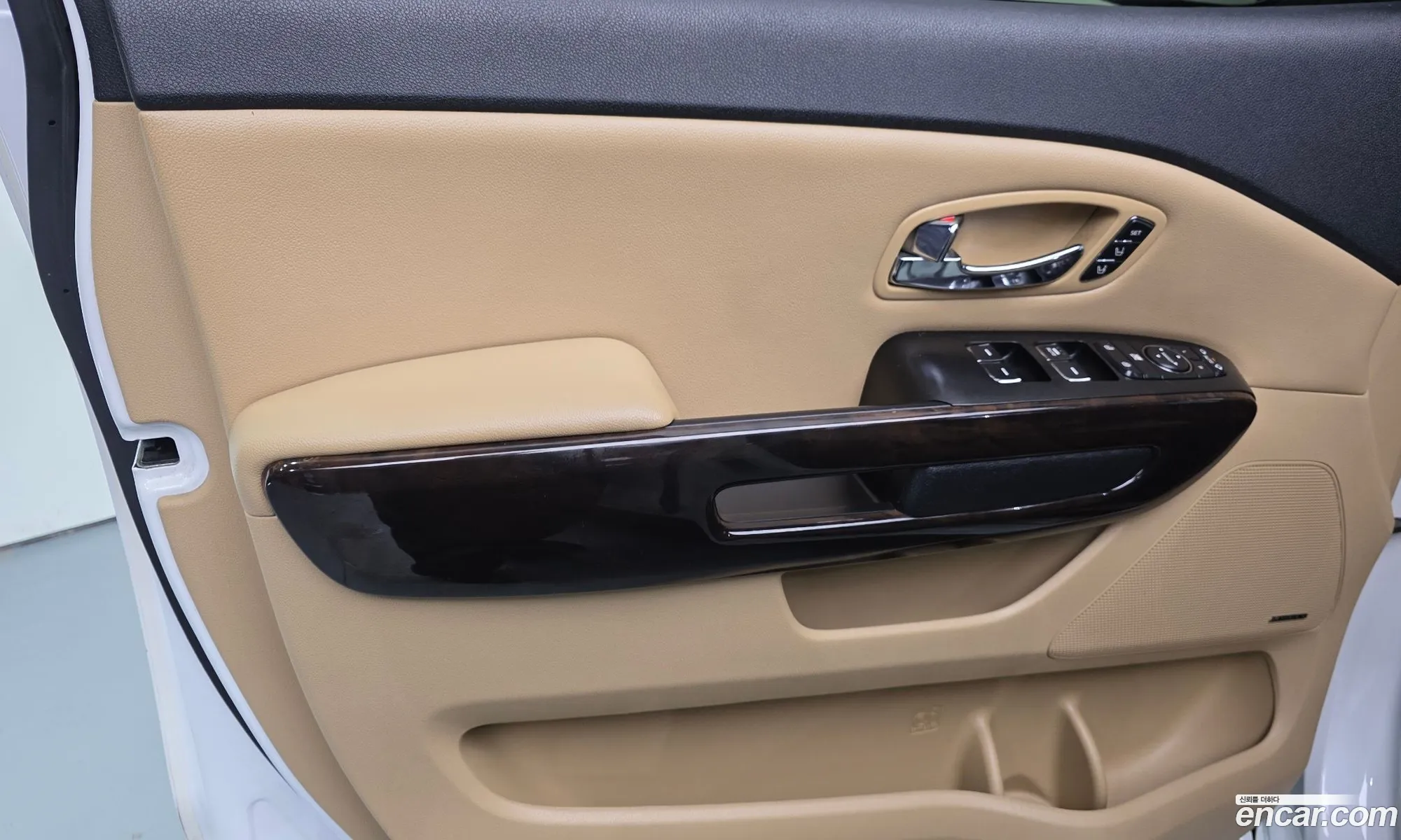 Kia Carnival 2018 KNAME81ABKS462796 — 3