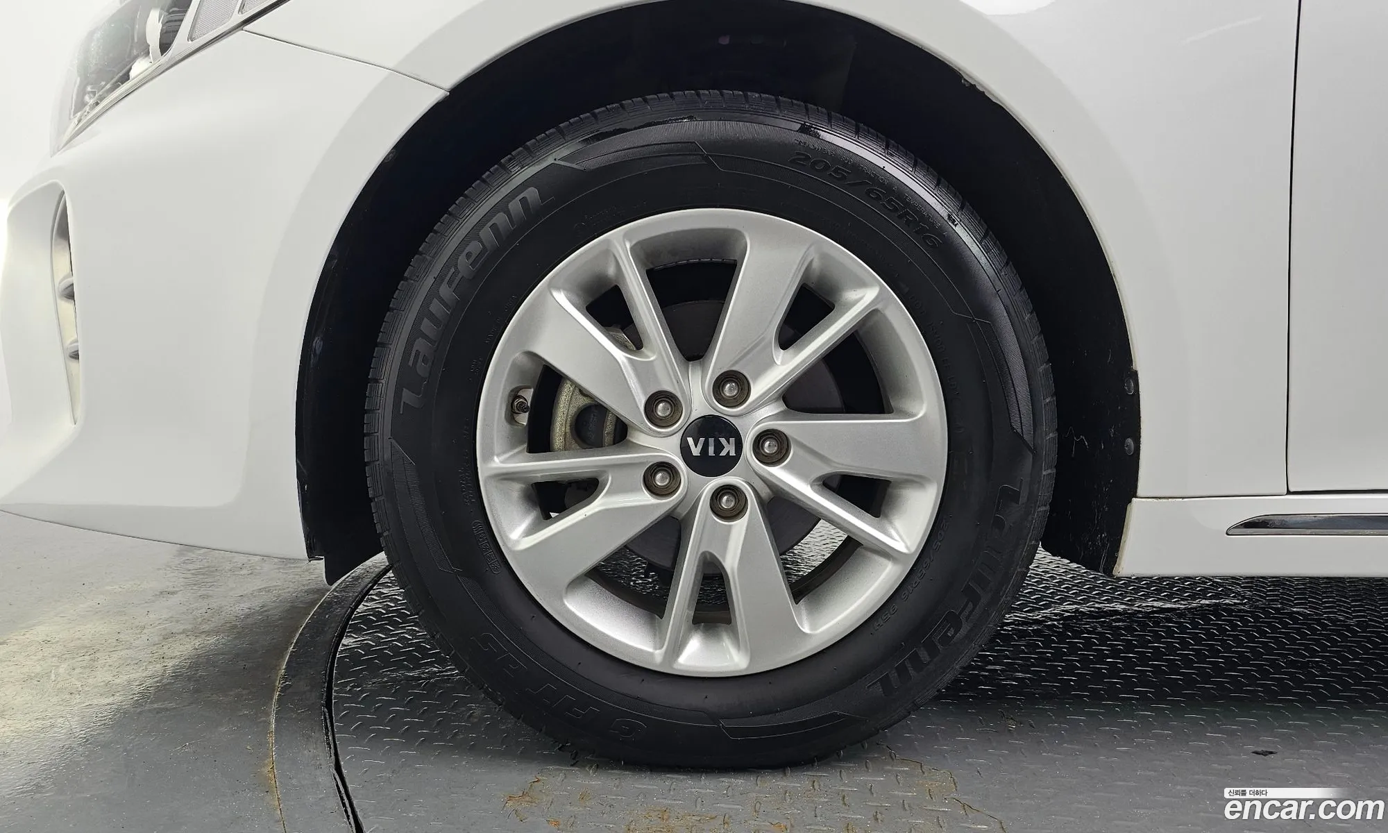 Kia K5 2017 KNAGS416BJA215518 — 10
