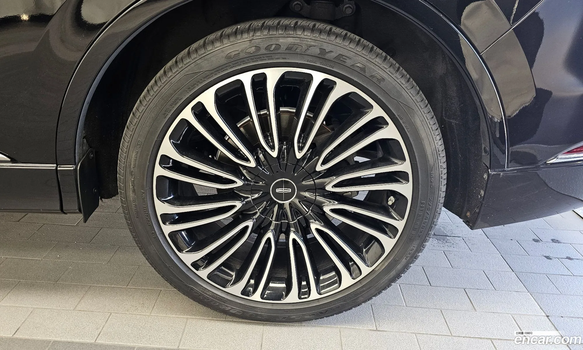 Lincoln Aviator 2020 5LM5J9XC5MGL01229 — 17