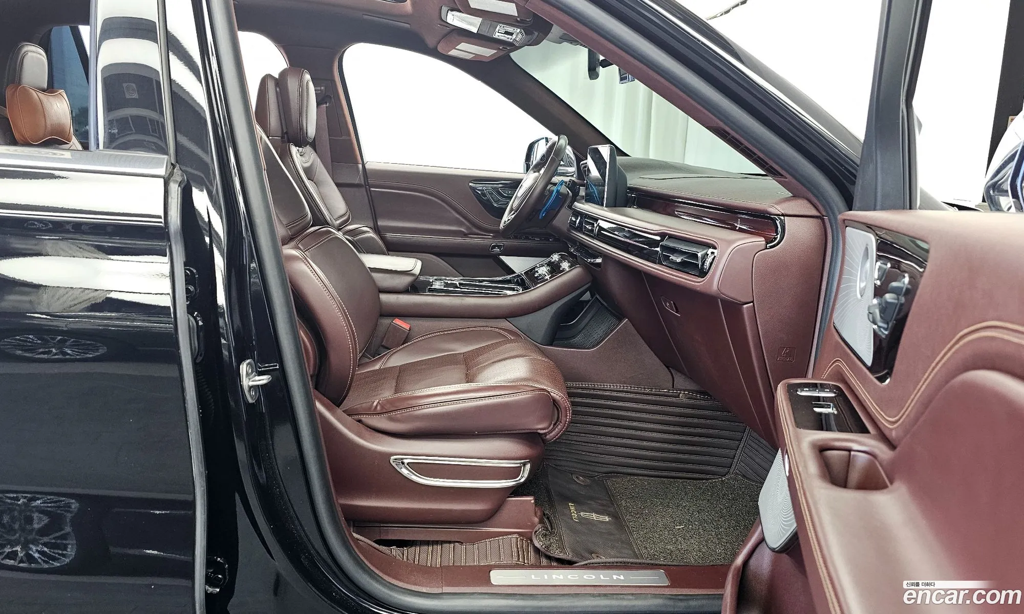 Lincoln Aviator 2020 5LM5J9XC5MGL01229 — 24