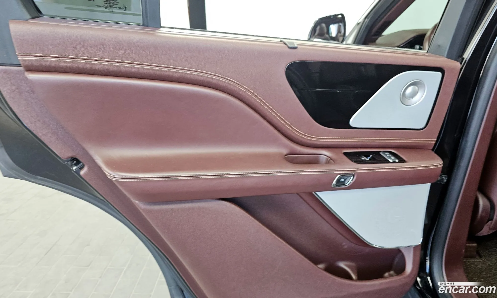 Lincoln Aviator 2020 5LM5J9XC5MGL01229 — 26